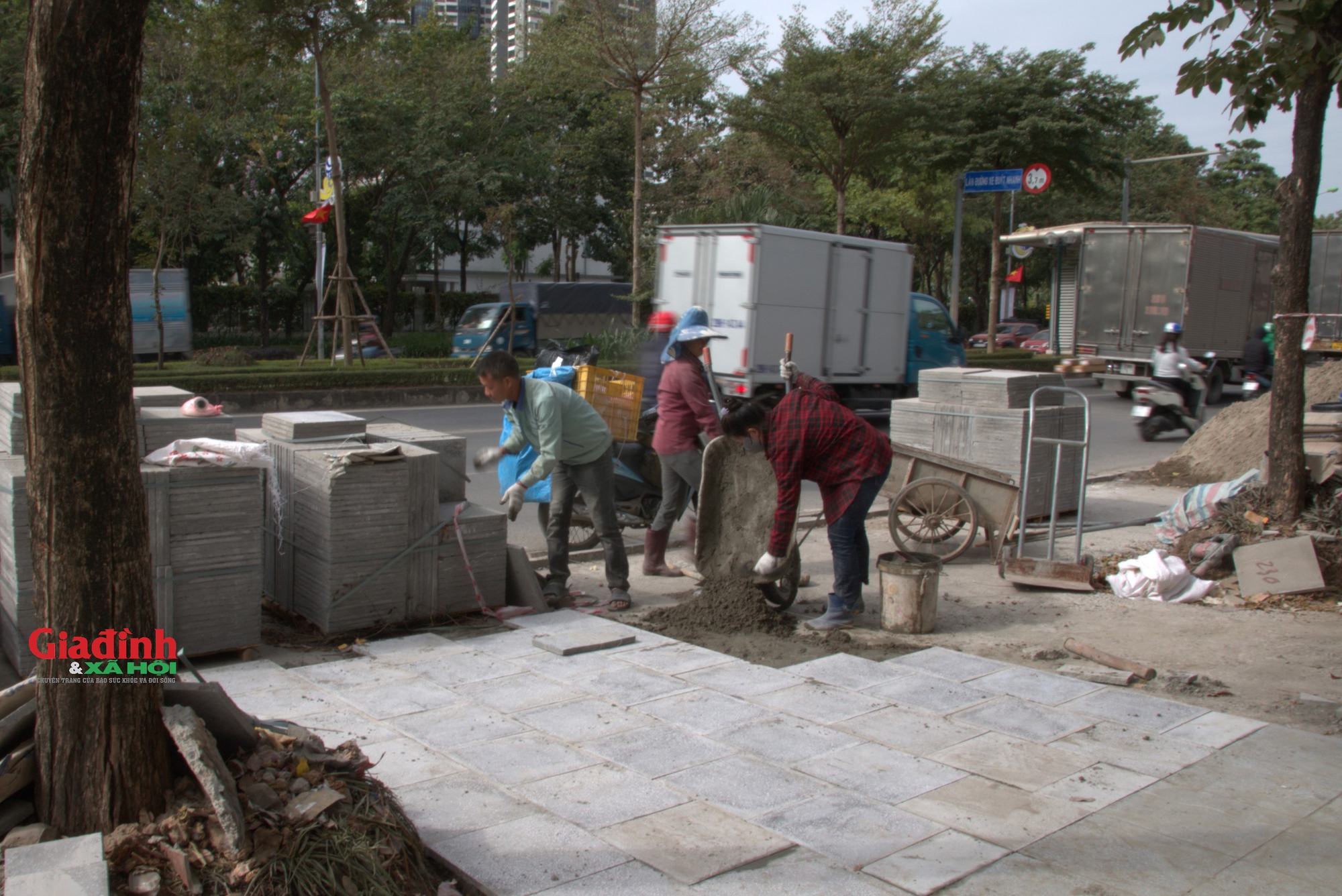 Hà Nội: "Đến hẹn lại lên" vỉa hè nhiều tuyến phố được đào xới, lát đá mới dịp cuối năm- Ảnh 3.