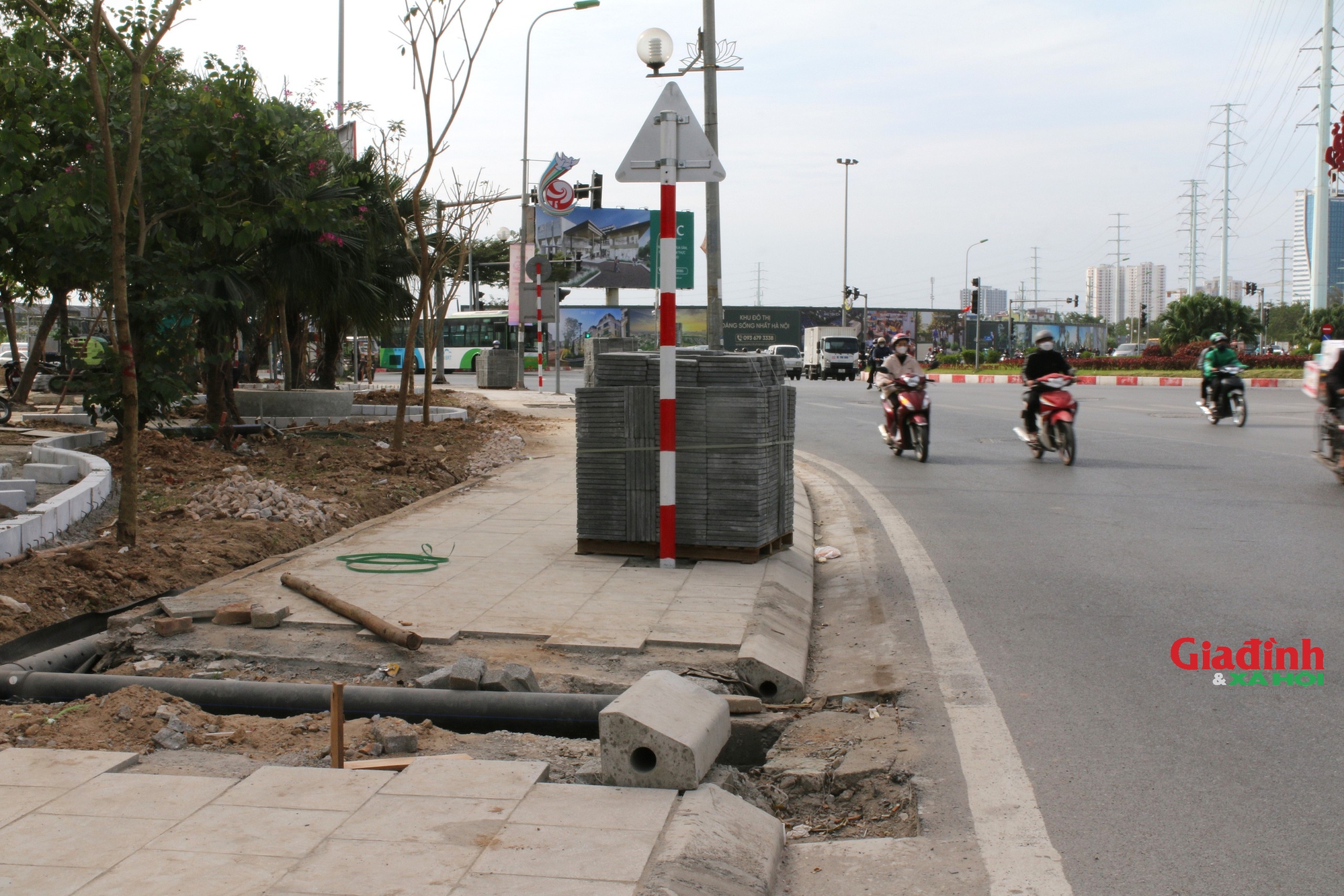 Hà Nội: "Đến hẹn lại lên" vỉa hè nhiều tuyến phố được đào xới, lát đá mới dịp cuối năm- Ảnh 8.