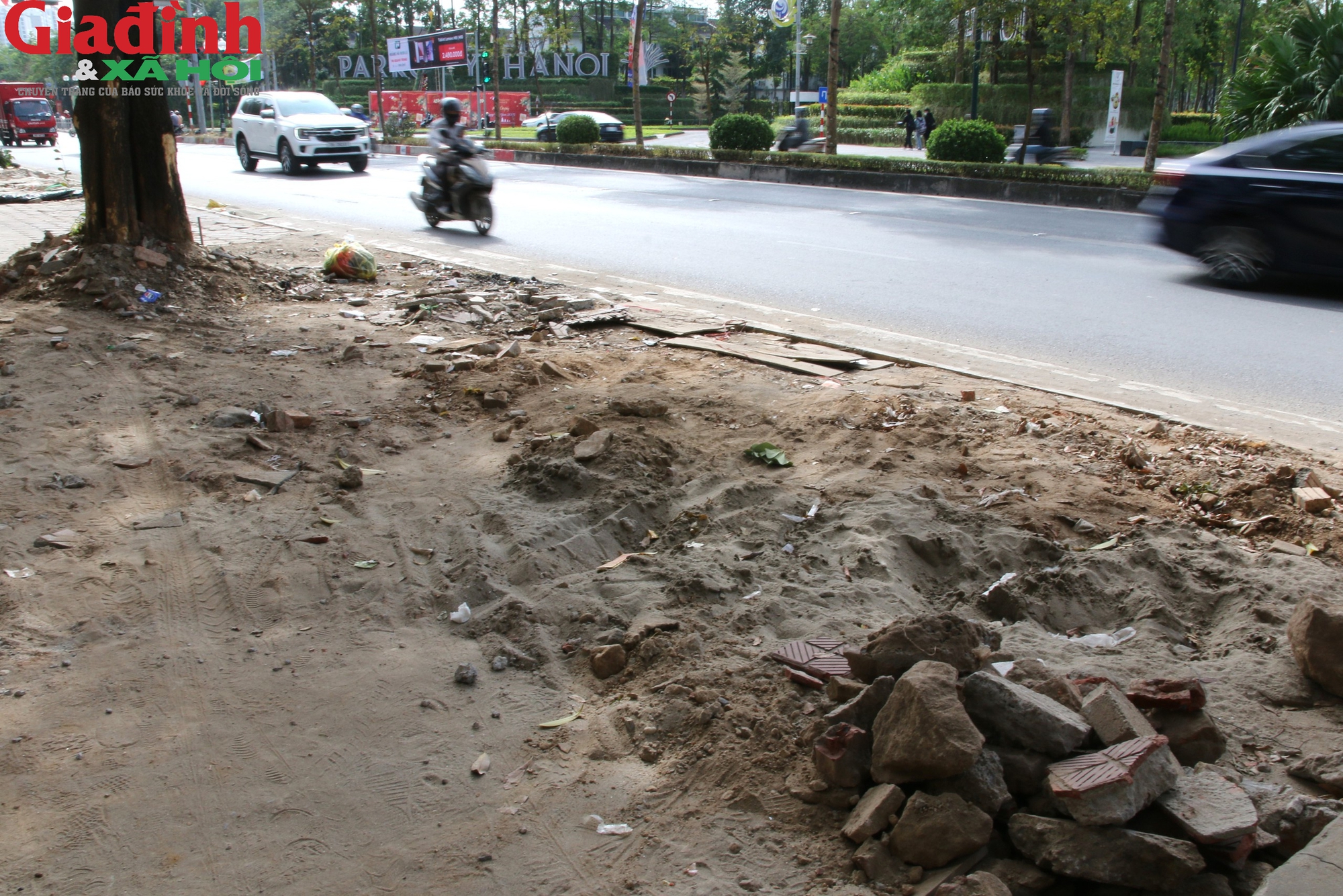 Hà Nội: "Đến hẹn lại lên" vỉa hè nhiều tuyến phố được đào xới, lát đá mới dịp cuối năm- Ảnh 10.