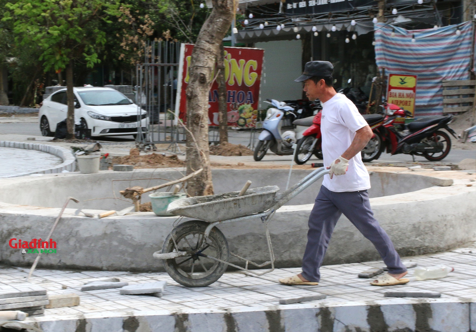 Hà Nội: "Đến hẹn lại lên" vỉa hè nhiều tuyến phố được đào xới, lát đá mới dịp cuối năm- Ảnh 17.