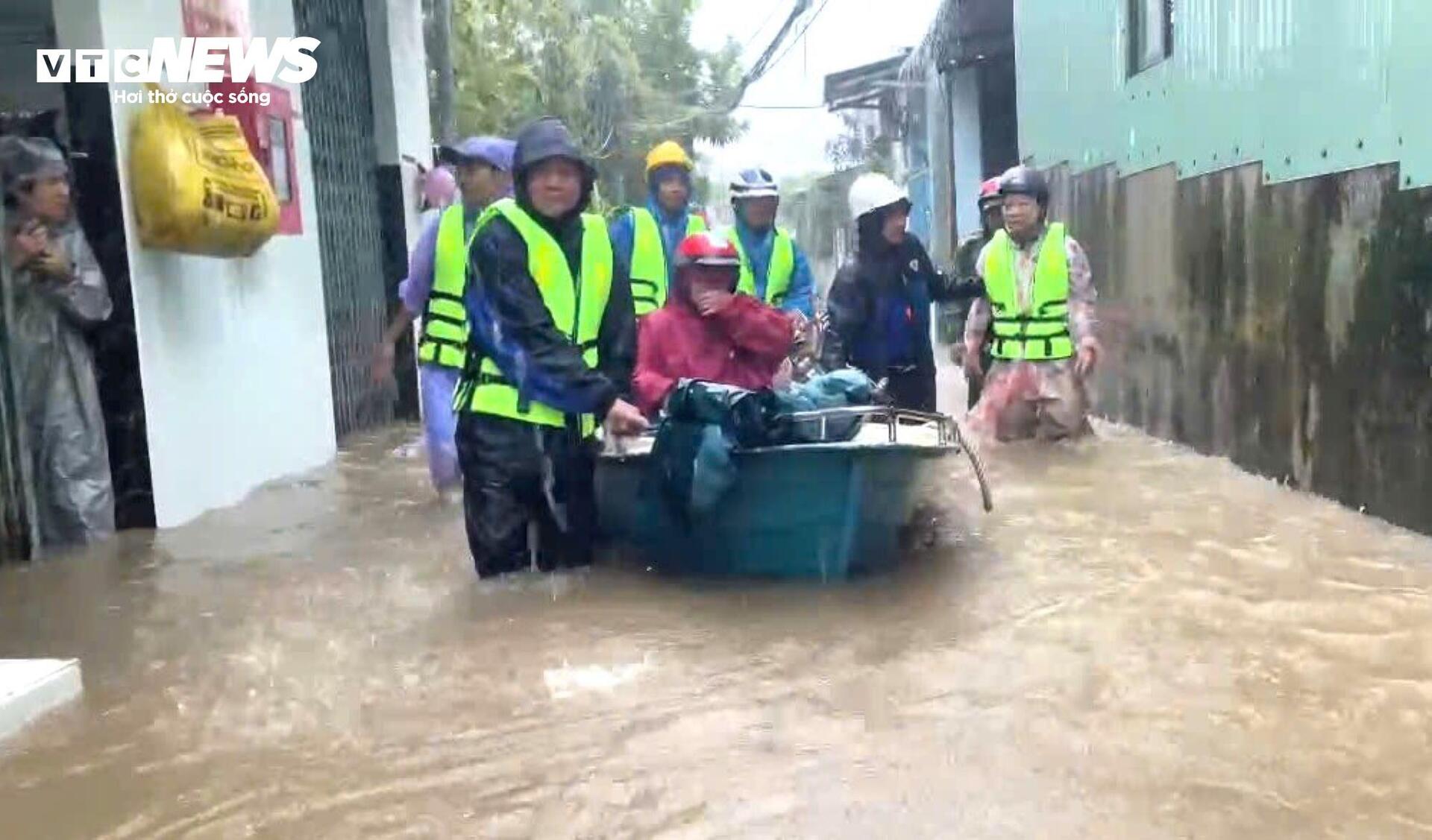 Mưa tầm tã, dân vùng rốn lũ Đà Nẵng tất tả chạy lụt - Ảnh 1.