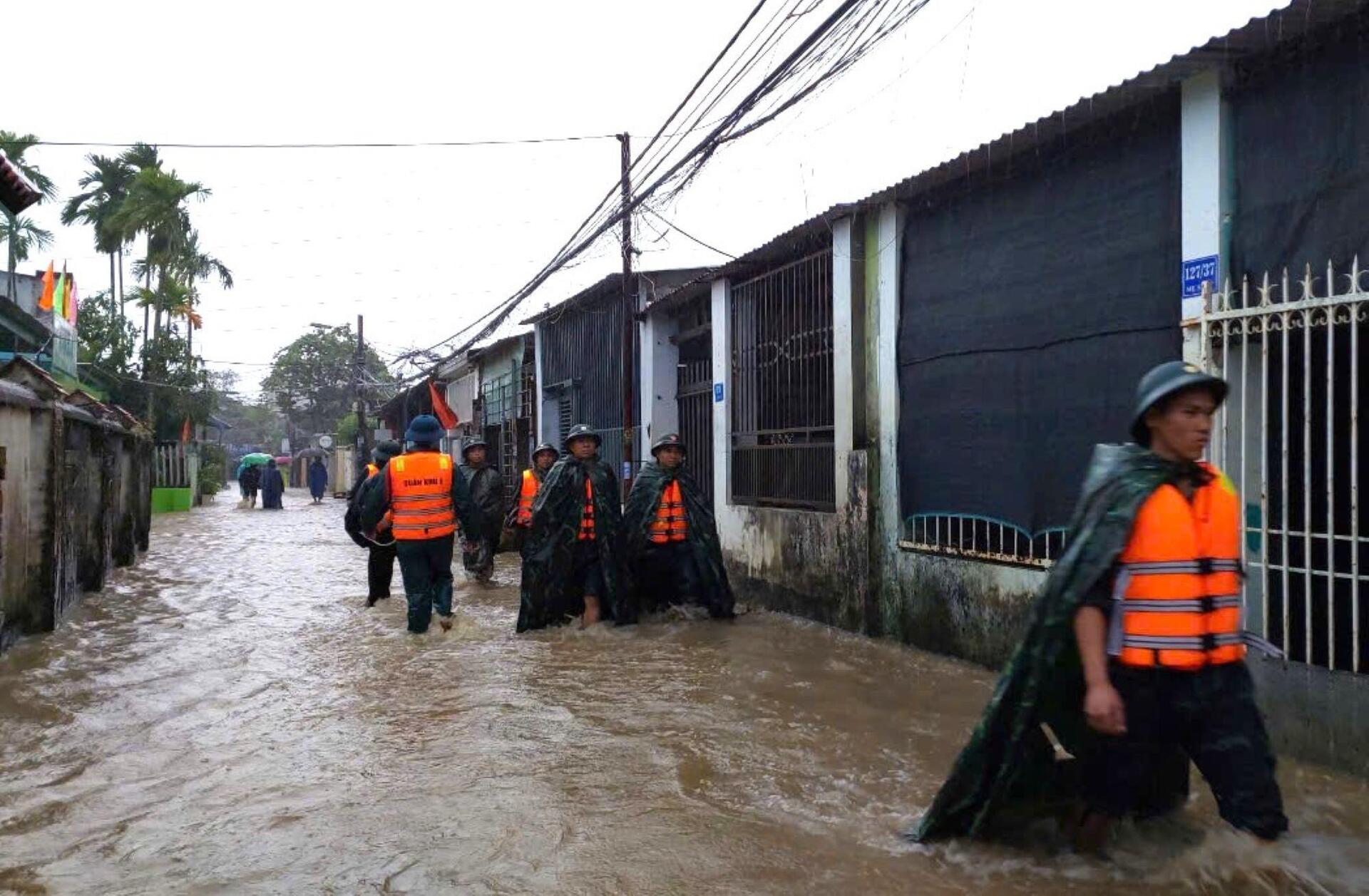 Mưa tầm tã, dân vùng rốn lũ Đà Nẵng tất tả chạy lụt - Ảnh 8.