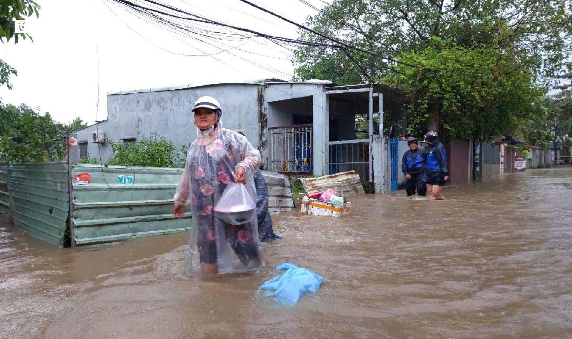 Mưa tầm tã, dân vùng rốn lũ Đà Nẵng tất tả chạy lụt - Ảnh 6.