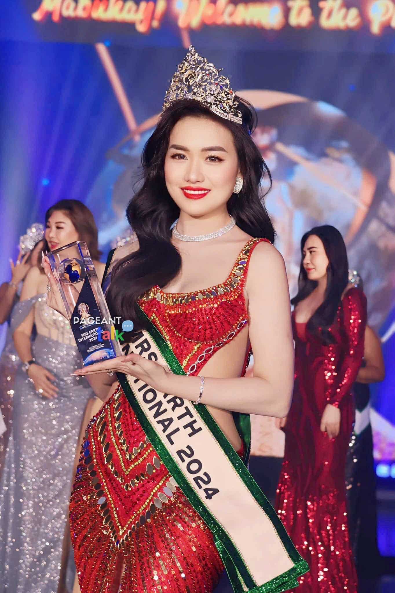 Chân dung cựu nhân viên ngân hàng đăng quang Mrs Earth Vietnam 2024 - Ảnh 2.