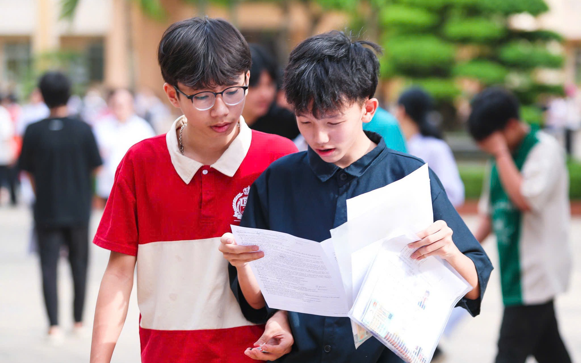 Phụ huynh, học sinh sốt ruột chờ m&ocirc;n thi thứ 3 v&agrave;o lớp 10