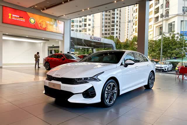 Giá lăn bánh Kia K5 mới nhất giảm sốc nhờ ưu đãi khủng, Toyota Camry dễ 'thất thủ' về doanh số cuối năm - Ảnh 4.