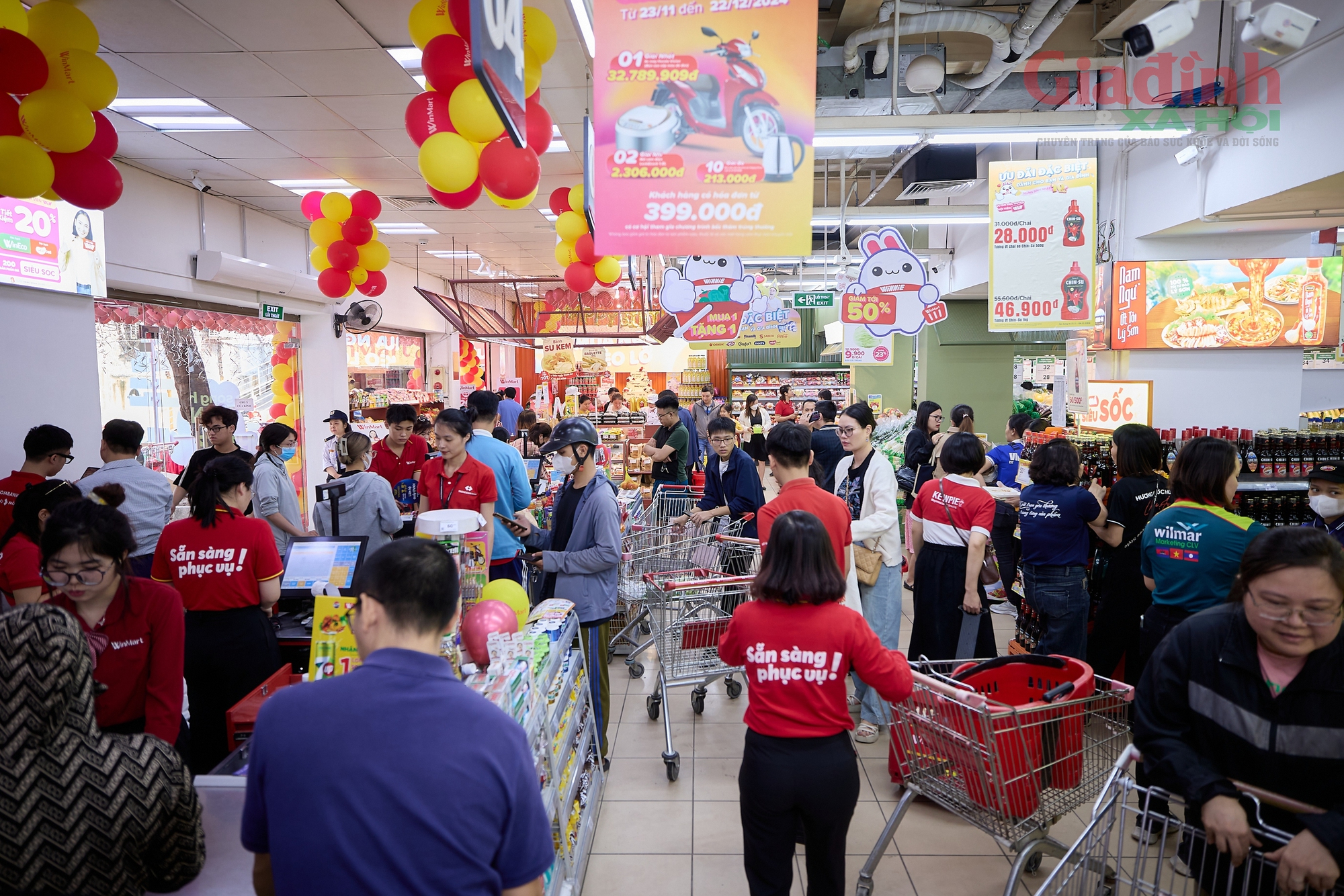 'Dàn trận' khuyến mại cuối năm 2025: Vừa tăng dự trữ hàng, các nhà bán lẻ đồng loạt tăng lao động thời vụ phục vụ nhu cầu mua sắm dịp Tết - Ảnh 2.