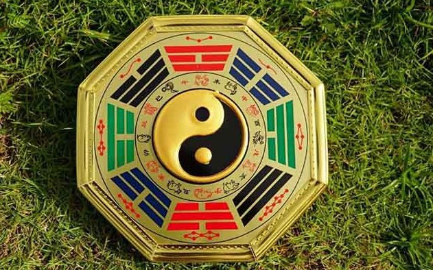 Có nên treo gương bát quái trước cửa nhà không?