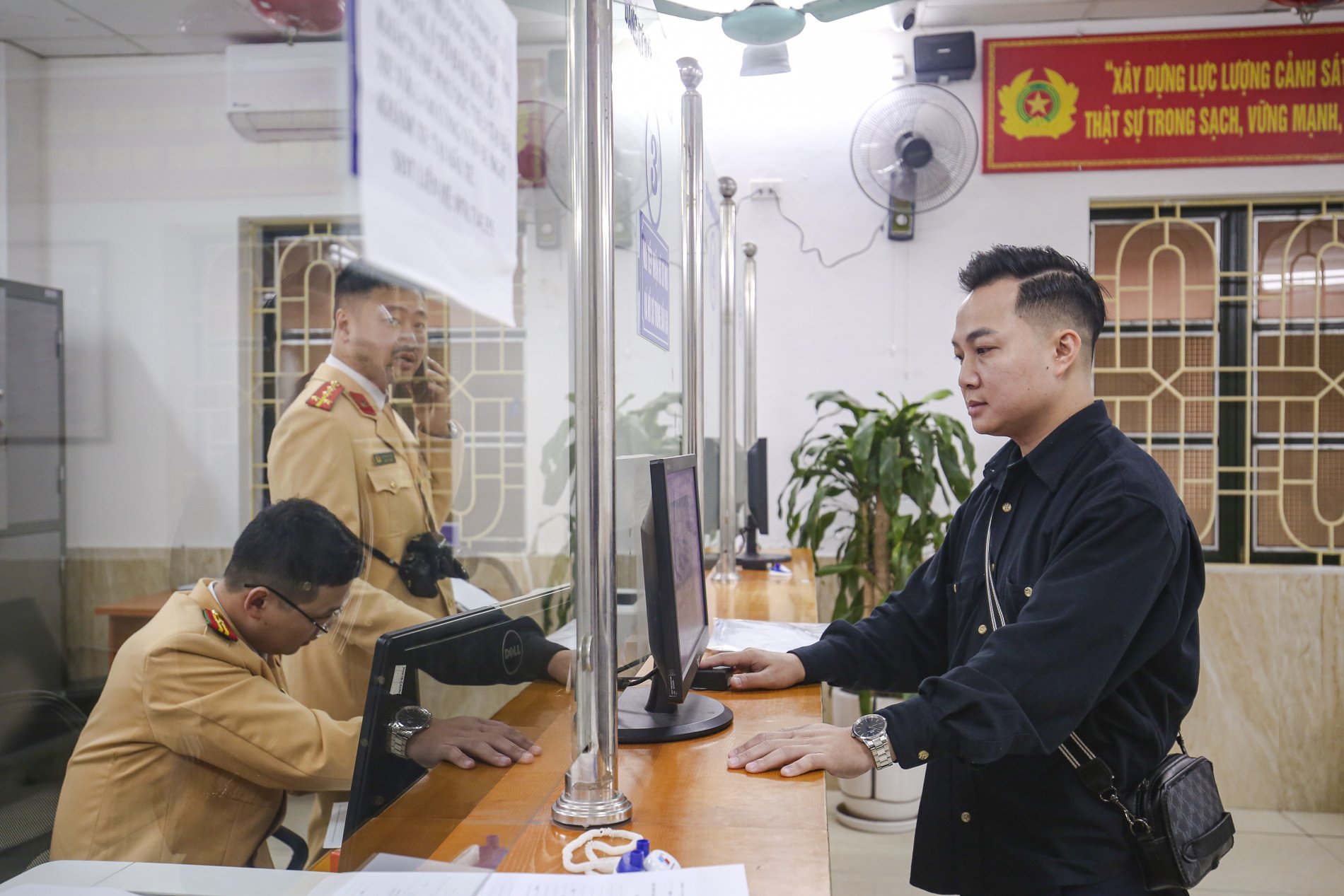 Hết hạn giảm 50% lệ phí trước bạ, tình hình đăng ký xe ở Hà Nội ra sao? - Ảnh 3.