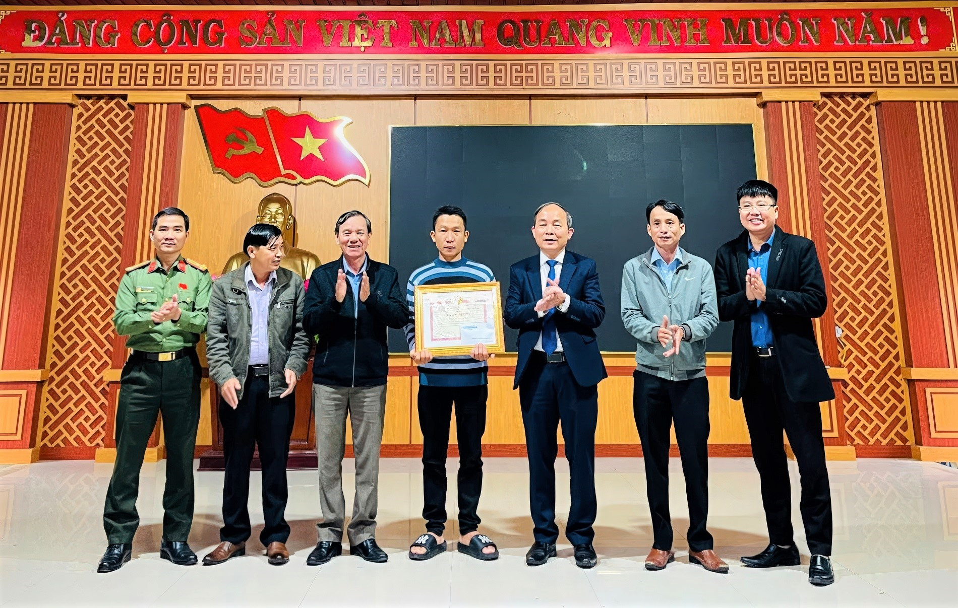 Tin tối 16/12: Đề xuất miễn học phí cho tất cả học sinh TPHCM từ năm học 2025-2026; có khoảng 112 loài mới được phát hiện tại Việt Nam- Ảnh 5. Tin tối 16/12: Đề xuất miễn học phí cho tất cả học sinh TPHCM từ năm học 2025-2026; có khoảng 112 loài mới được phát hiện tại Việt Nam- Ảnh 5.