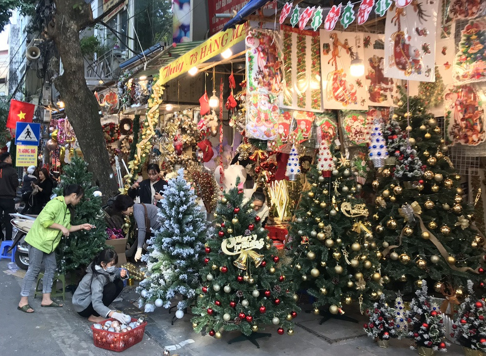 Hàng trăm triệu người chi tiền cho Noel, điều bất ngờ ở cây thông thật và giả - Ảnh 1.