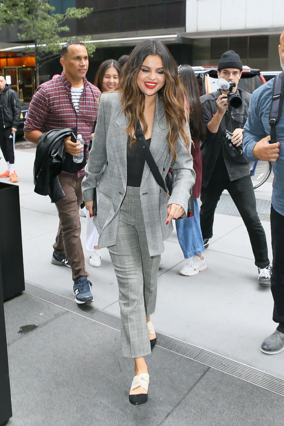 Selena Gomez đúng là &quot;cao thủ&quot; mặc áo blazer, phối đồ trẻ trung mà vẫn sang trọng - Ảnh 8.