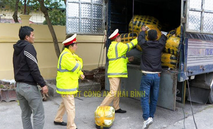 'Chặn đứng' xe ô tô đang di chuyển hơn 3 tấn thực phẩm bẩn, quần áo không rõ nguồn gốc xuất xứ- Ảnh 2.