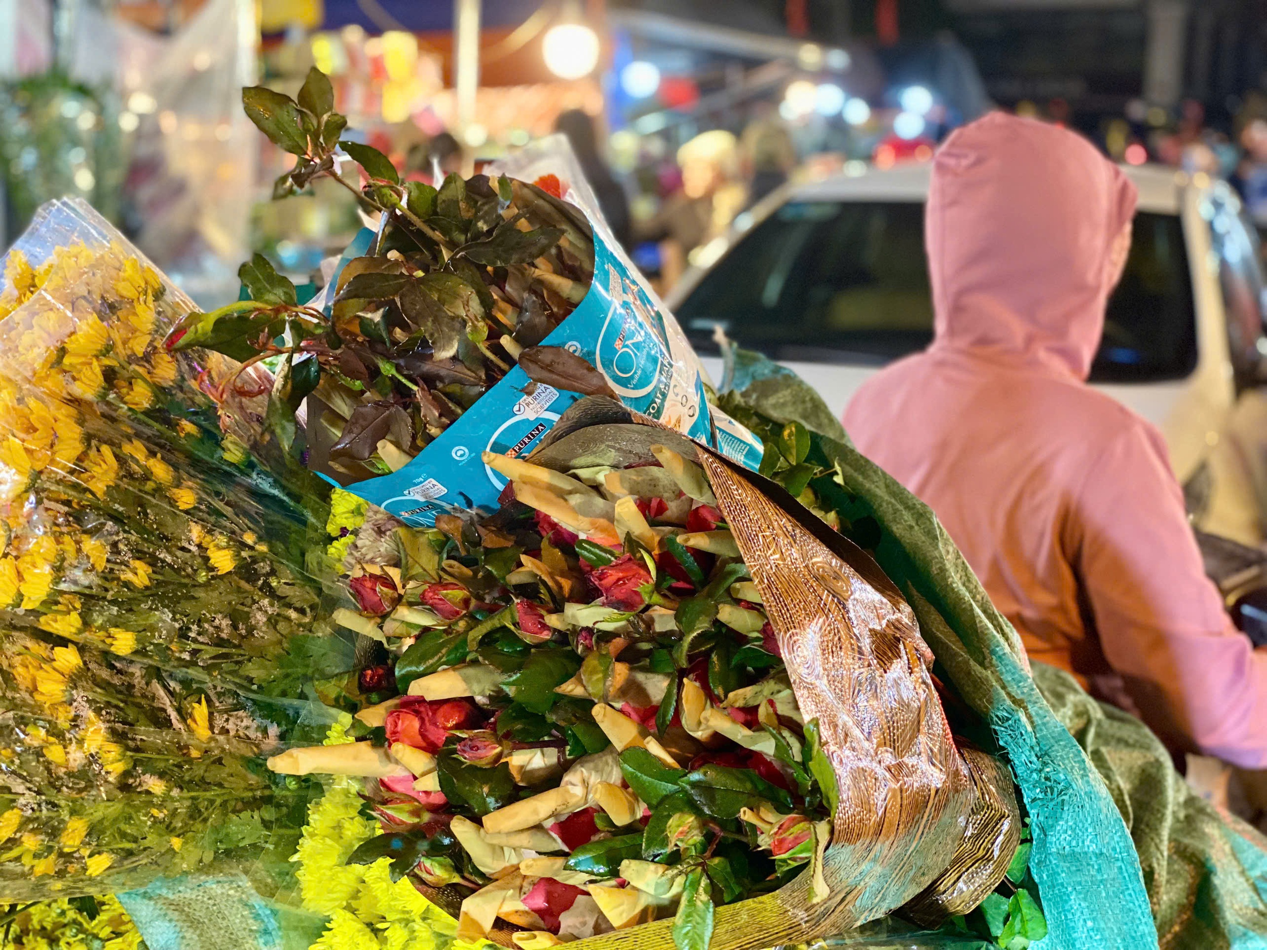Thị trường Tết 2025: Nhiều loại hoa ‘độc lạ’ được khách hàng thi nhau săn đón tại chợ hoa lớn nhất Thủ đô - Ảnh 15.