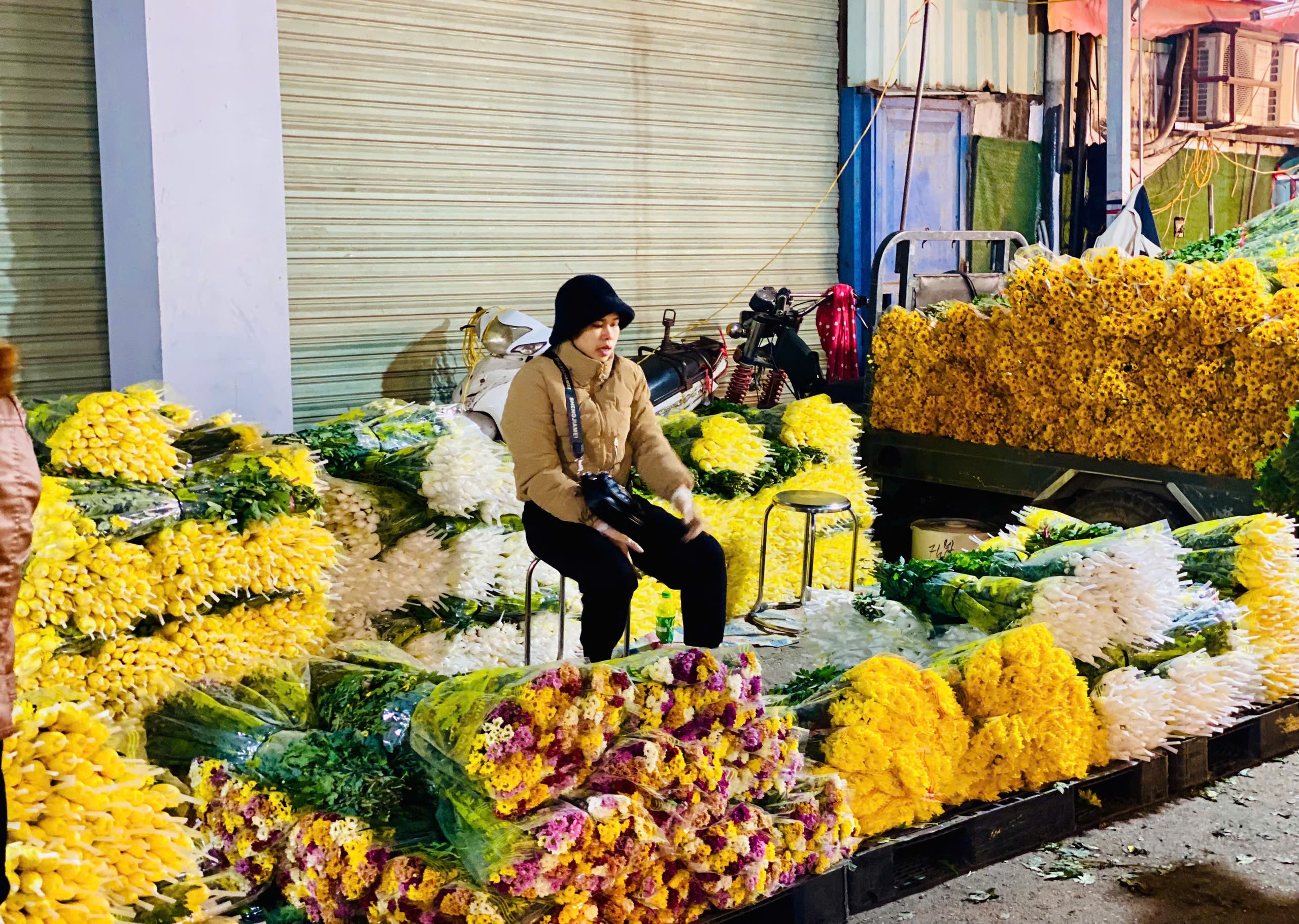 Thị trường Tết 2025: Nhiều loại hoa ‘độc lạ’ được khách hàng thi nhau săn đón tại chợ hoa lớn nhất Thủ đô - Ảnh 7.