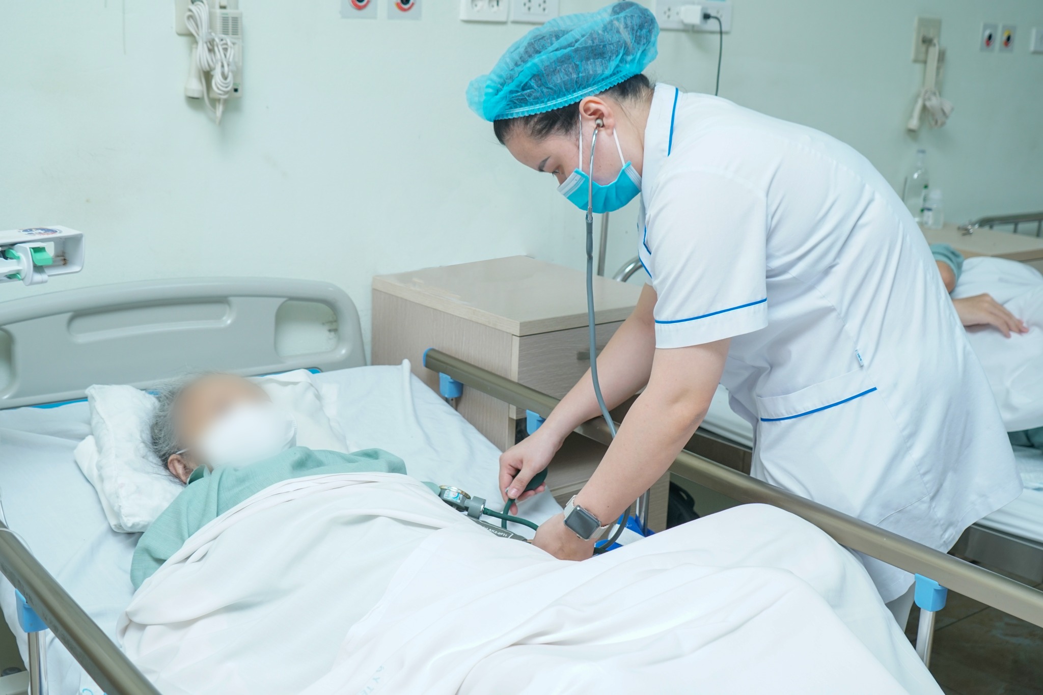 Sốc nhiễm trùng, nhiễm độc nặng do thủng dạ dày tá tràng vì lạm dụng thuốc giảm đau - Ảnh 2.