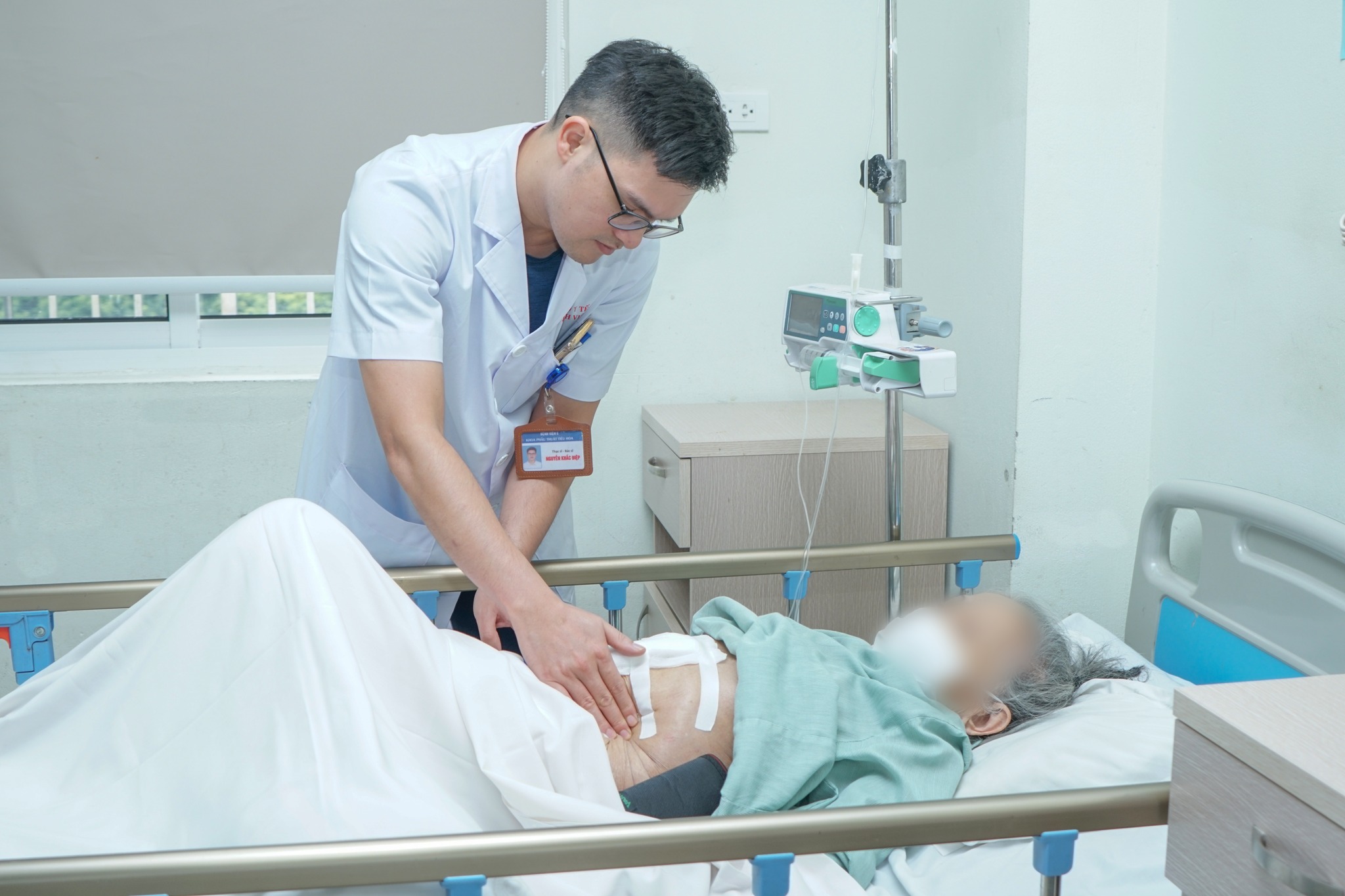 Sốc nhiễm trùng, nhiễm độc nặng do thủng dạ dày tá tràng vì lạm dụng thuốc giảm đau - Ảnh 1.
