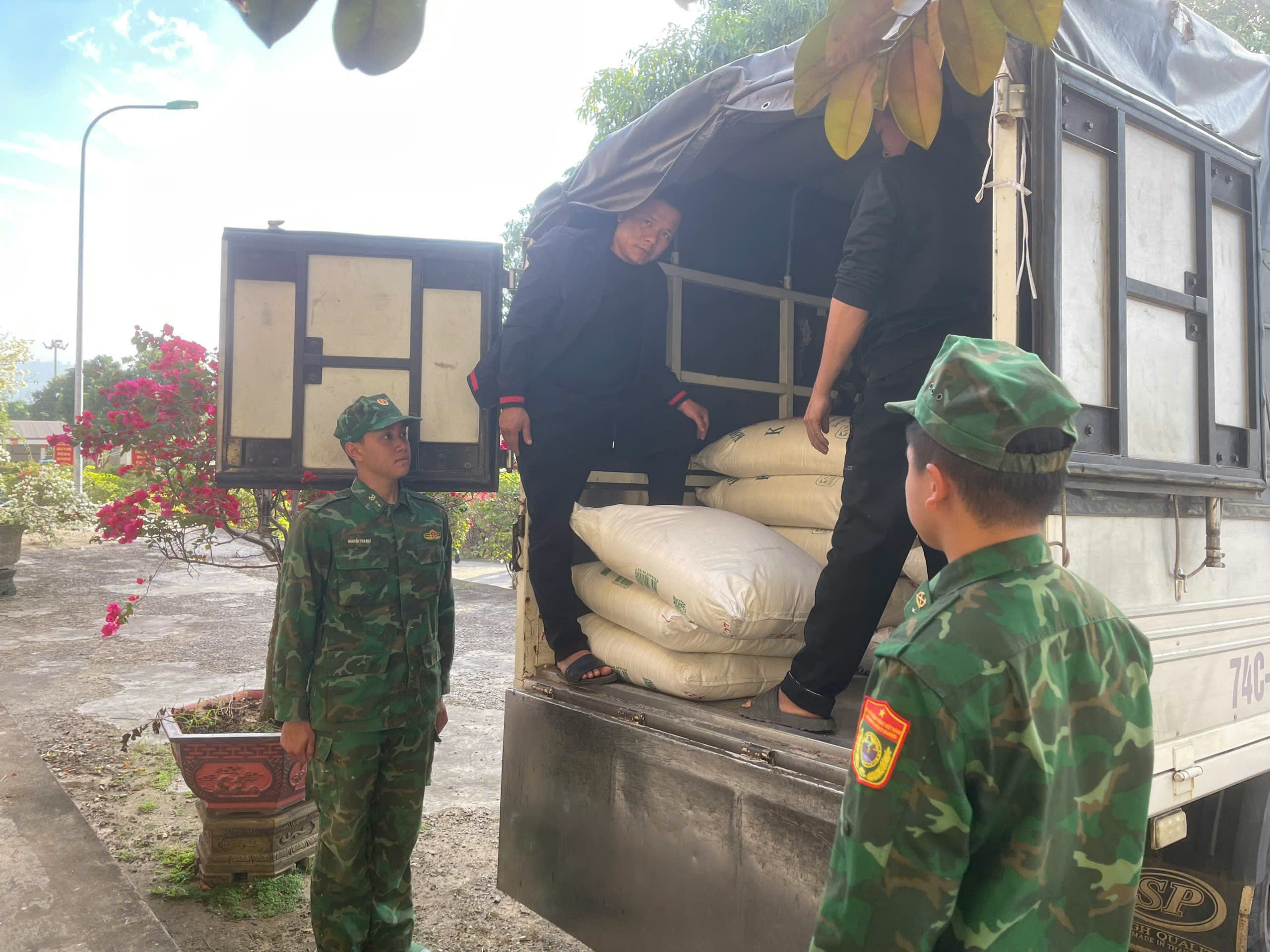 Liên tiếp chặn bắt nhiều vụ buôn ma tuý, hàng lậu ở vùng biên - Ảnh 1.