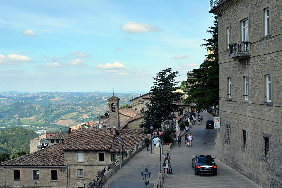 people-on-the-streets-of-san-marino-oana-unciuleanu-17344033221161158693899-1734480970417-17344809705271312994525.jpg