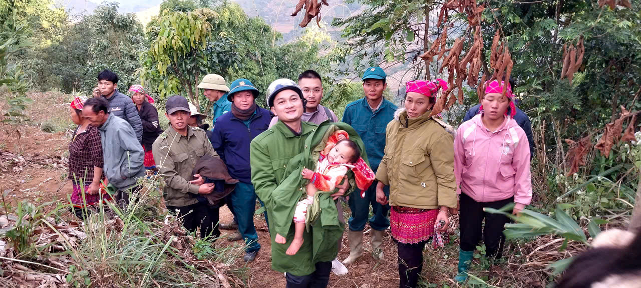 Lai Châu: Huy động hơn 100 cán bộ, chiến sỹ tìm cháu bé mầm non mất tích trong giá rét- Ảnh 1. Lai Châu: Huy động hơn 100 cán bộ, chiến sỹ tìm cháu bé mầm non mất tích trong giá rét- Ảnh 1.