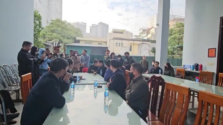 Người thân mong ngóng 'từng giây' để nhận diện các nạn nhân trong vụ cháy ở Phạm Văn Đồng- Ảnh 9.