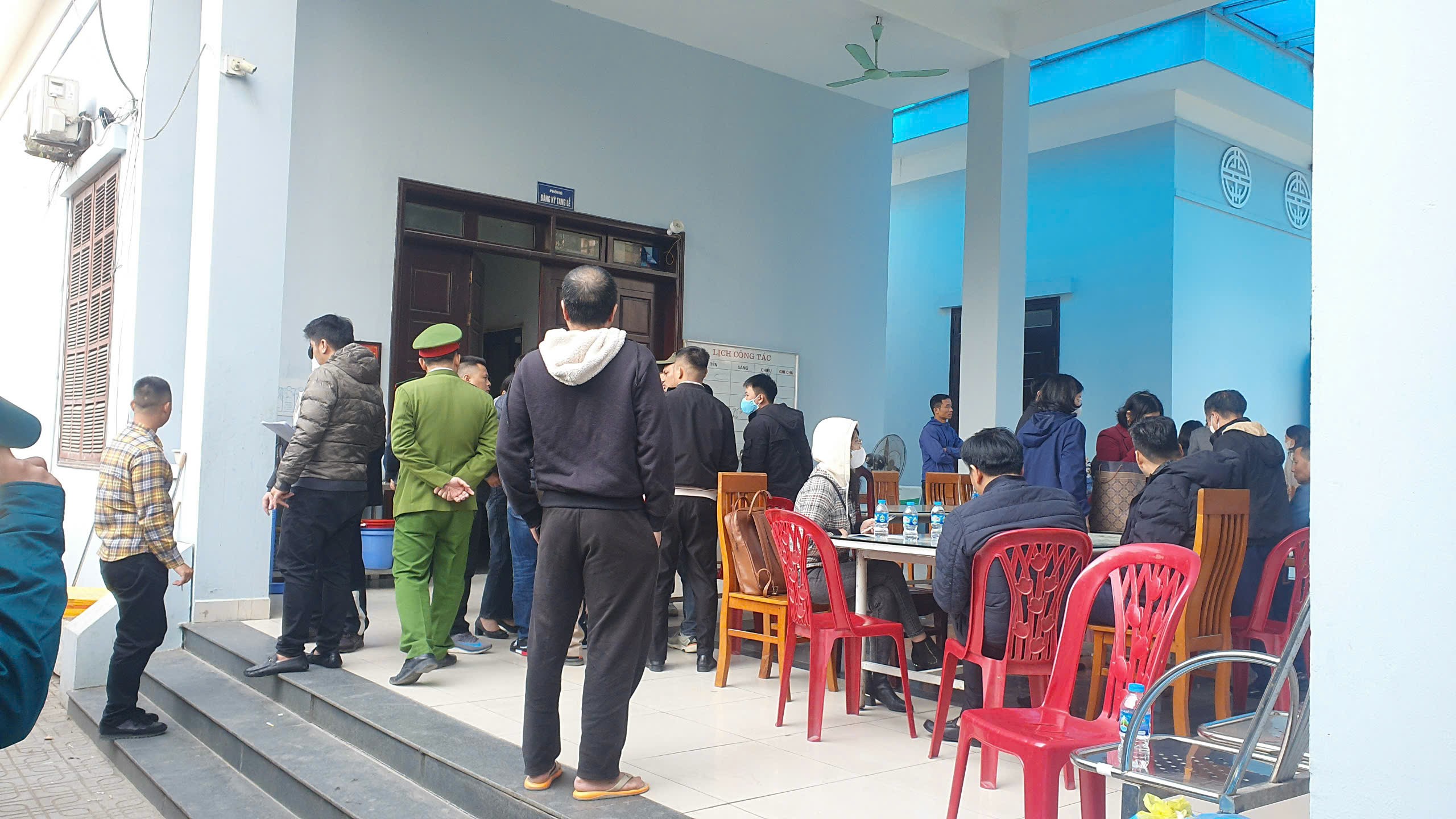 Người thân mong ngóng 'từng giây' để nhận diện các nạn nhân trong vụ cháy ở Phạm Văn Đồng- Ảnh 4.