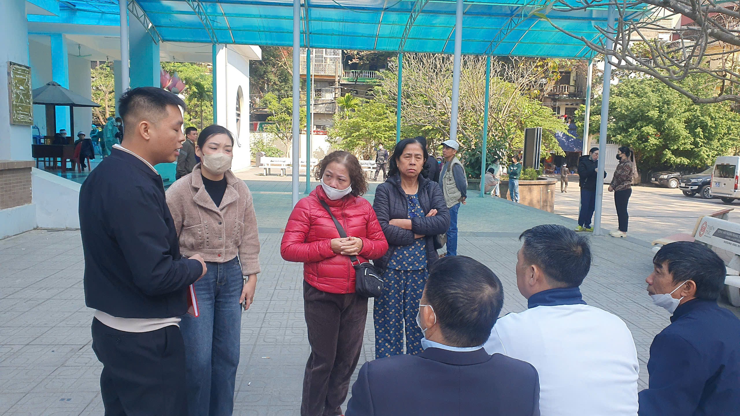 Người thân mong ngóng 'từng giây' để nhận diện các nạn nhân trong vụ cháy ở Phạm Văn Đồng- Ảnh 3.