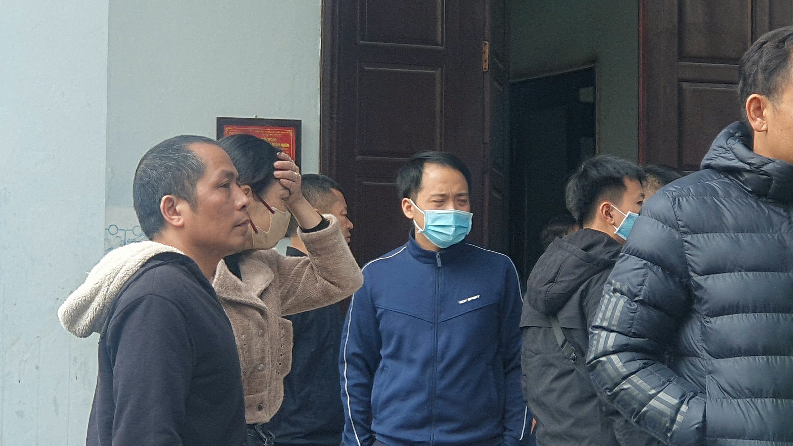 Người thân mong ngóng 'từng giây' để nhận diện các nạn nhân trong vụ cháy ở Phạm Văn Đồng- Ảnh 2.