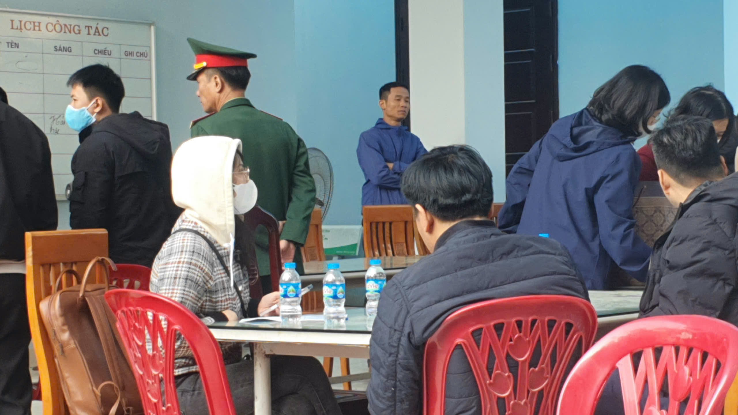 Người thân mong ngóng 'từng giây' để nhận diện các nạn nhân trong vụ cháy ở Phạm Văn Đồng- Ảnh 5.