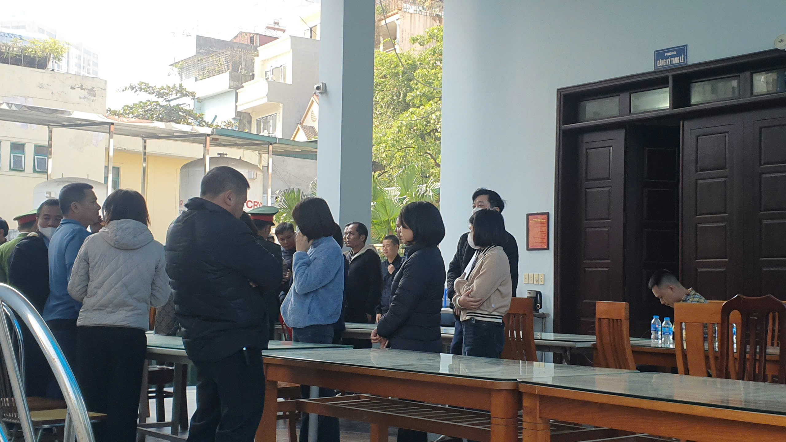 Người thân mong ngóng 'từng giây' để nhận diện các nạn nhân trong vụ cháy ở Phạm Văn Đồng- Ảnh 7.