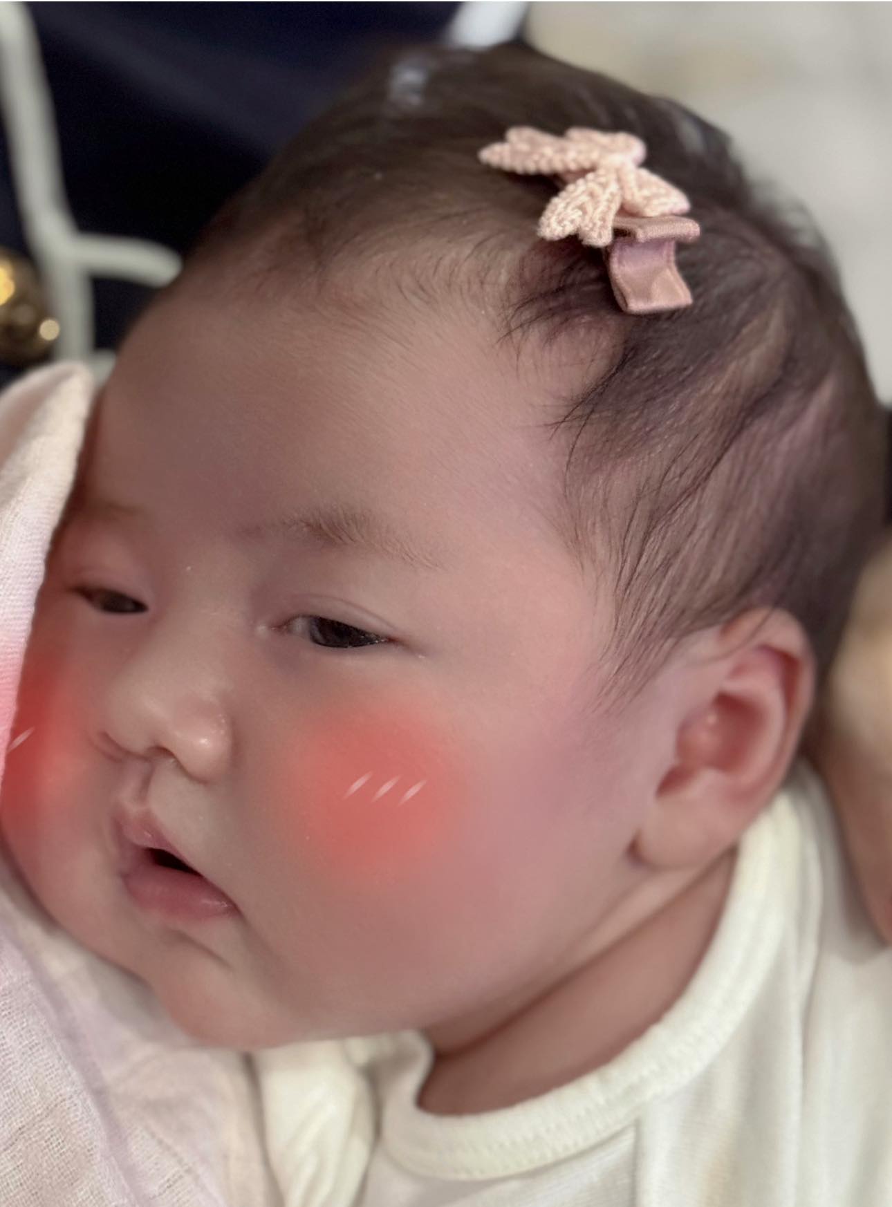 Biểu cảm cực đáng yêu vừa tròn 1 tháng tuổi của con gái Á hậu Tú Anh- Ảnh 1.