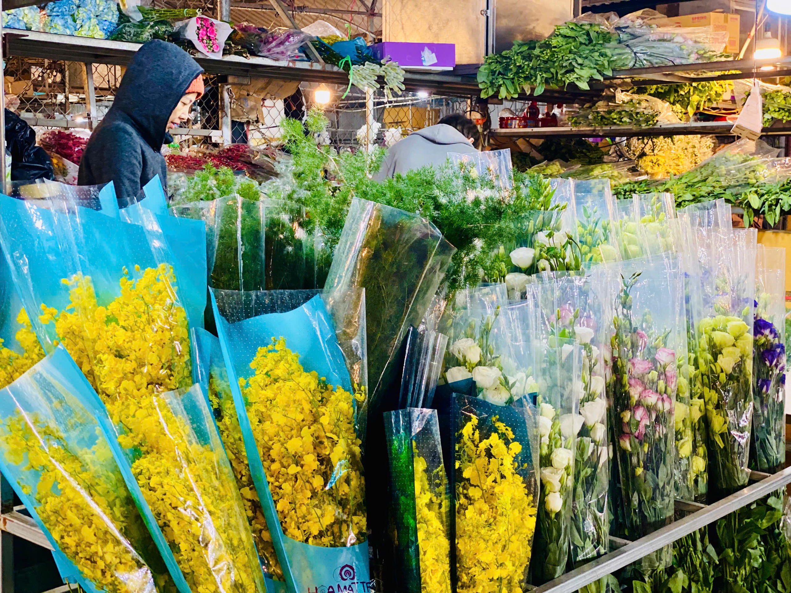Thị trường Tết 2025: Tiểu thương chợ hoa lớn nhất Thủ đô tất bật ngày cận Tết - Ảnh 7.