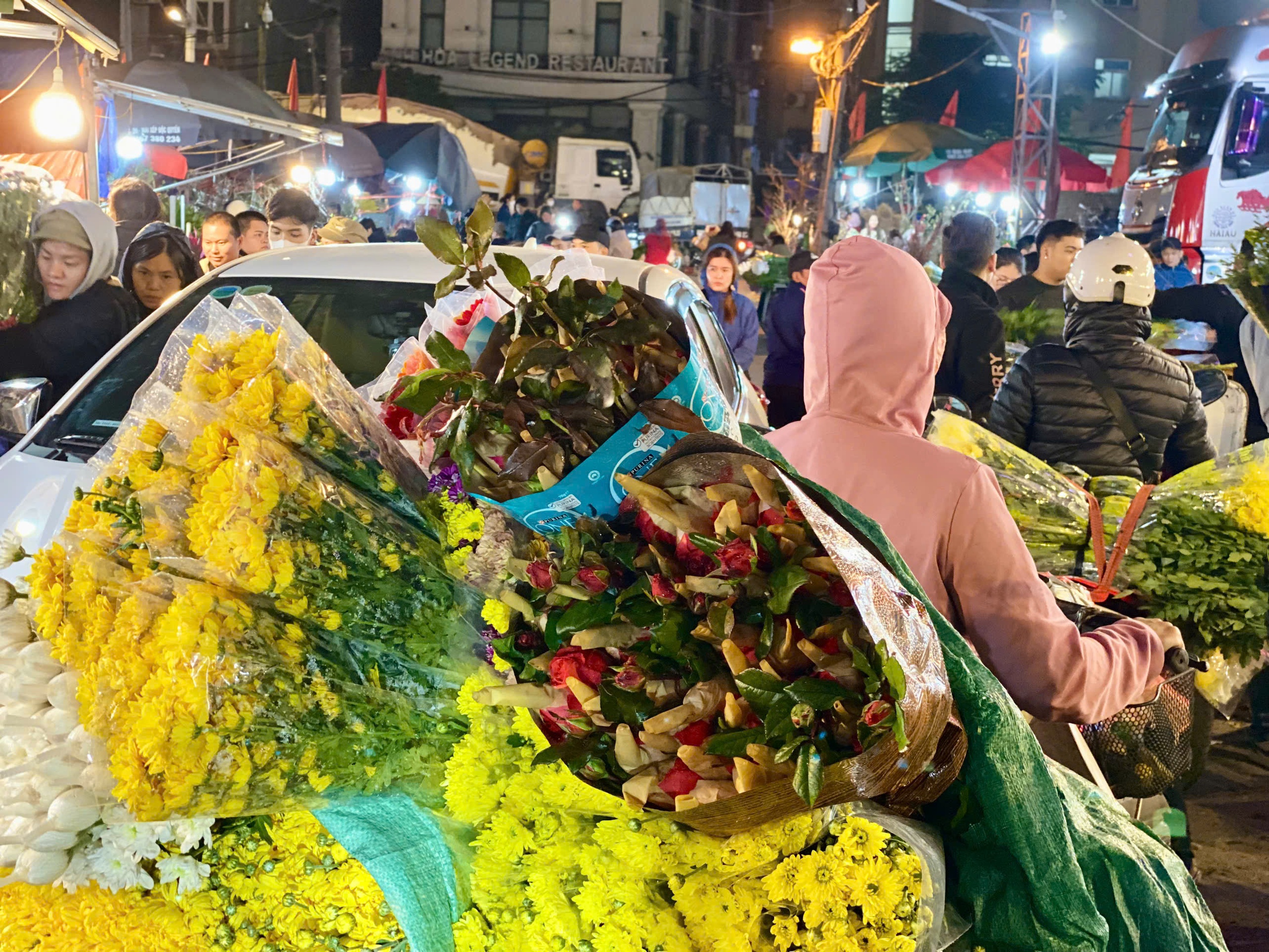 Thị trường Tết 2025: Tiểu thương chợ hoa lớn nhất Thủ đô tất bật ngày cận Tết - Ảnh 10.