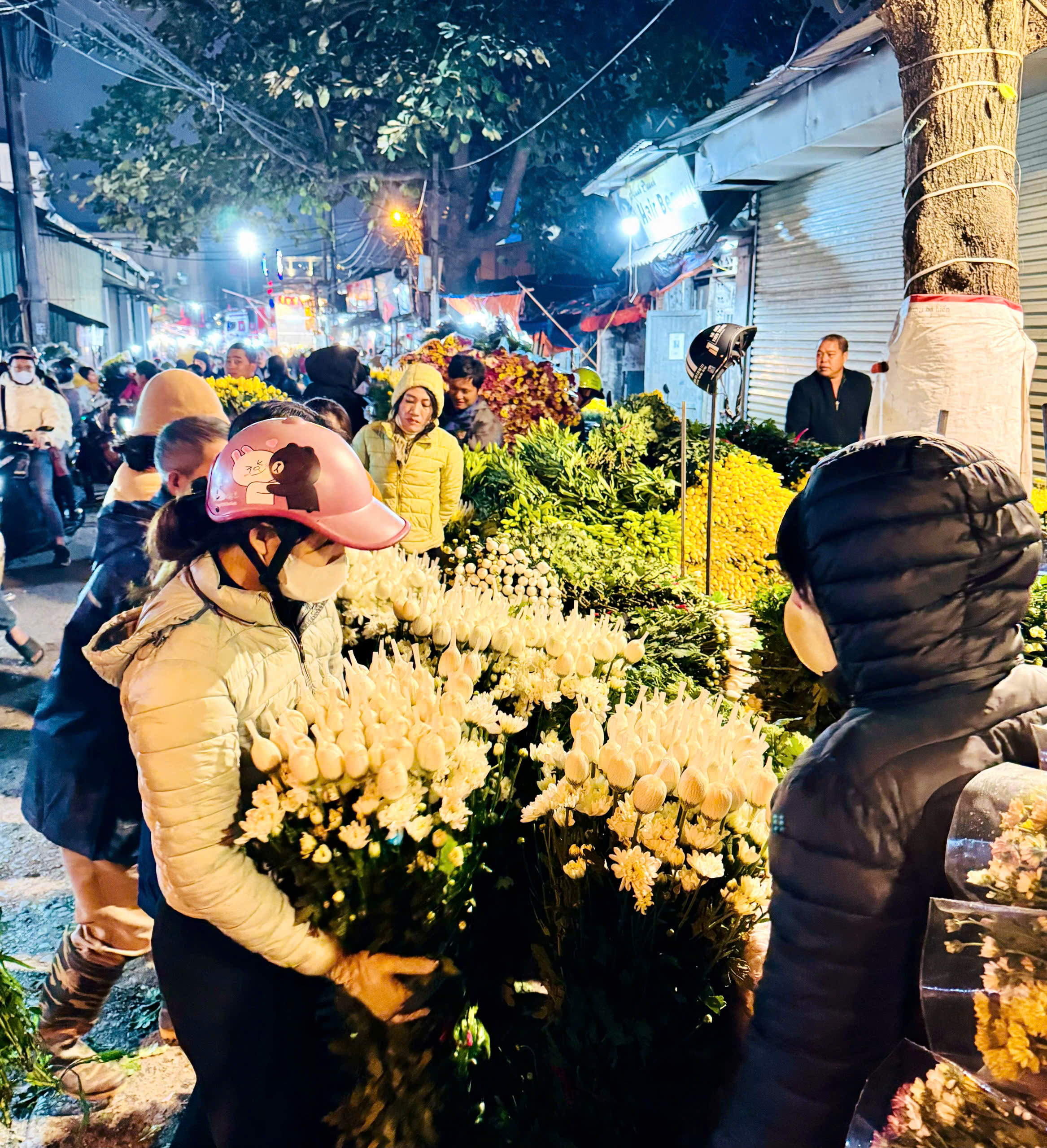 Thị trường Tết 2025: Tiểu thương chợ hoa lớn nhất Thủ đô tất bật ngày cận Tết - Ảnh 9.