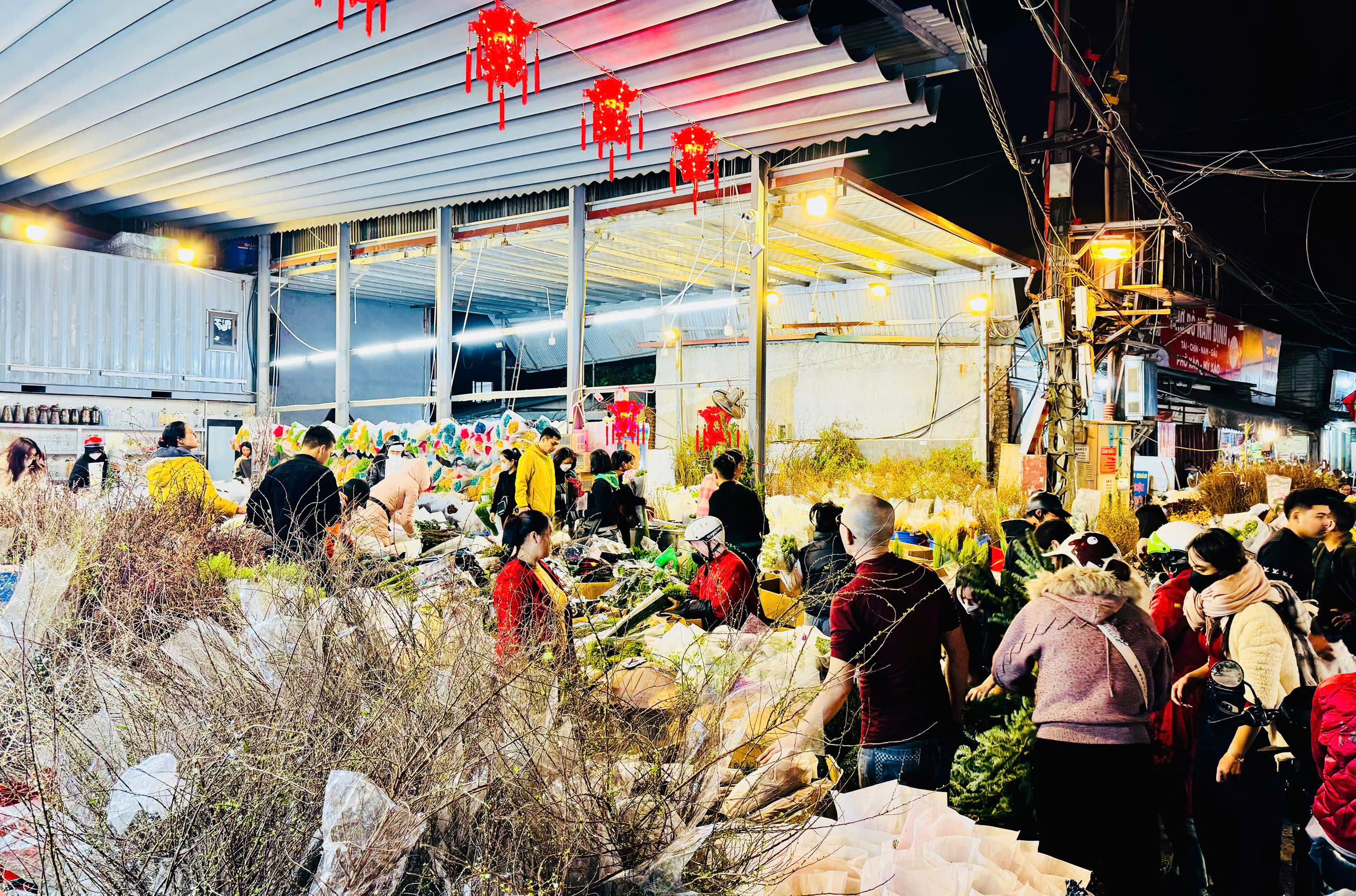 Thị trường Tết 2025: Tiểu thương chợ hoa lớn nhất Thủ đô tất bật ngày cận Tết - Ảnh 4.
