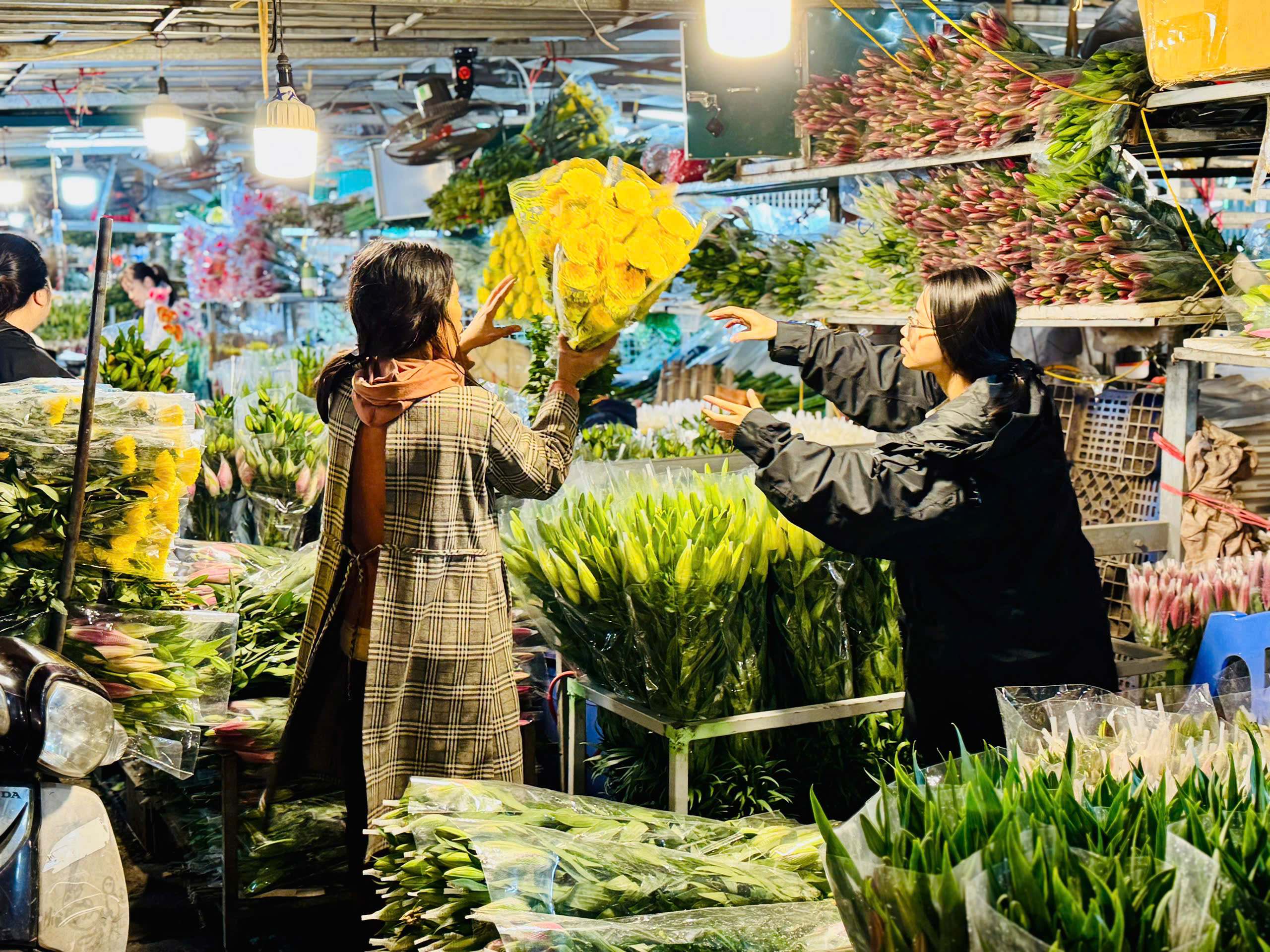 Thị trường Tết 2025: Tiểu thương chợ hoa lớn nhất Thủ đô tất bật ngày cận Tết - Ảnh 13.