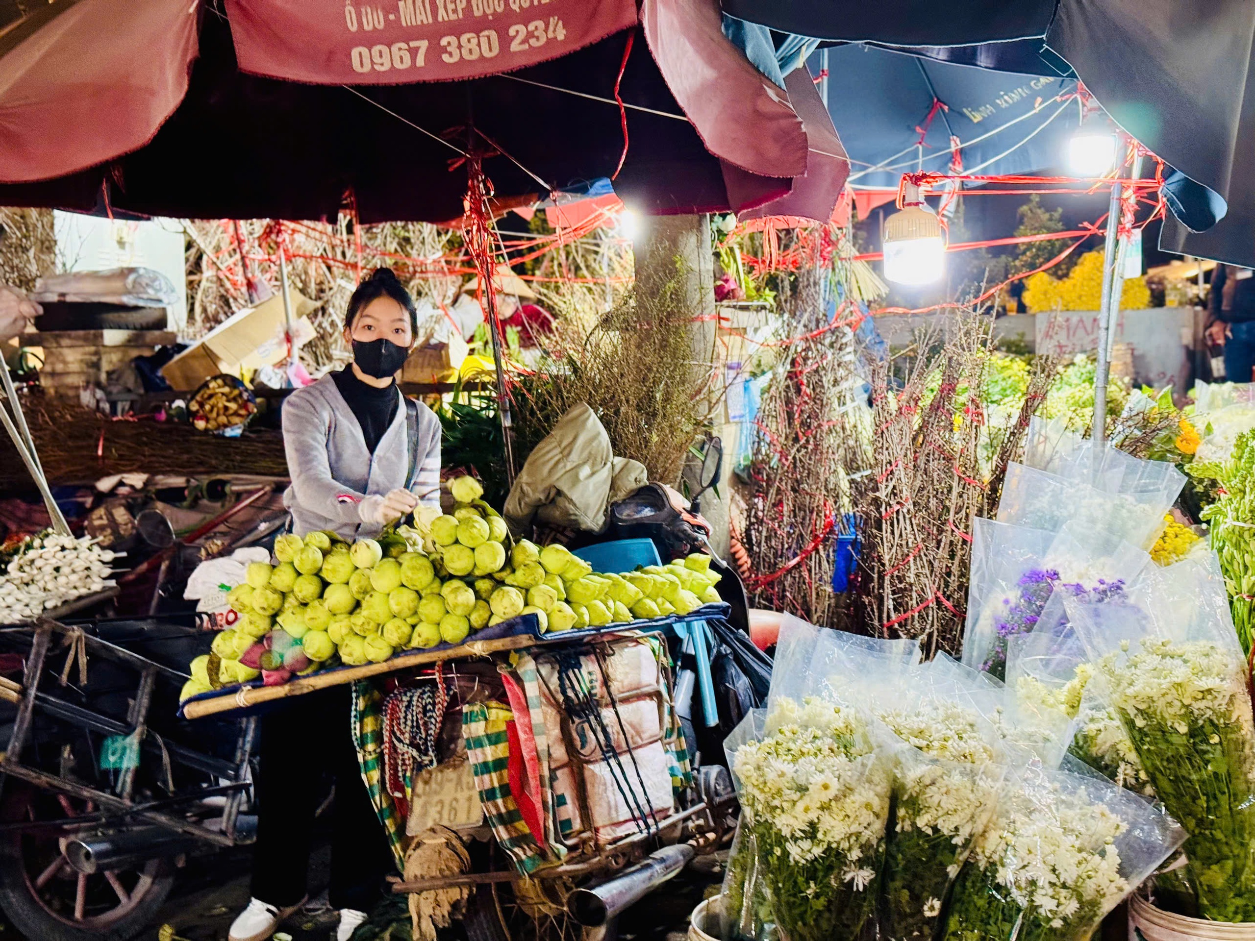Thị trường Tết 2025: Tiểu thương chợ hoa lớn nhất Thủ đô tất bật ngày cận Tết - Ảnh 12.