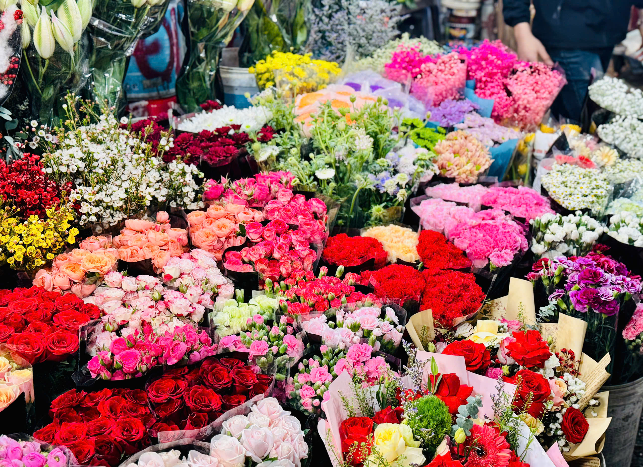 Thị trường Tết 2025: Tiểu thương chợ hoa lớn nhất Thủ đô tất bật ngày cận Tết - Ảnh 2.