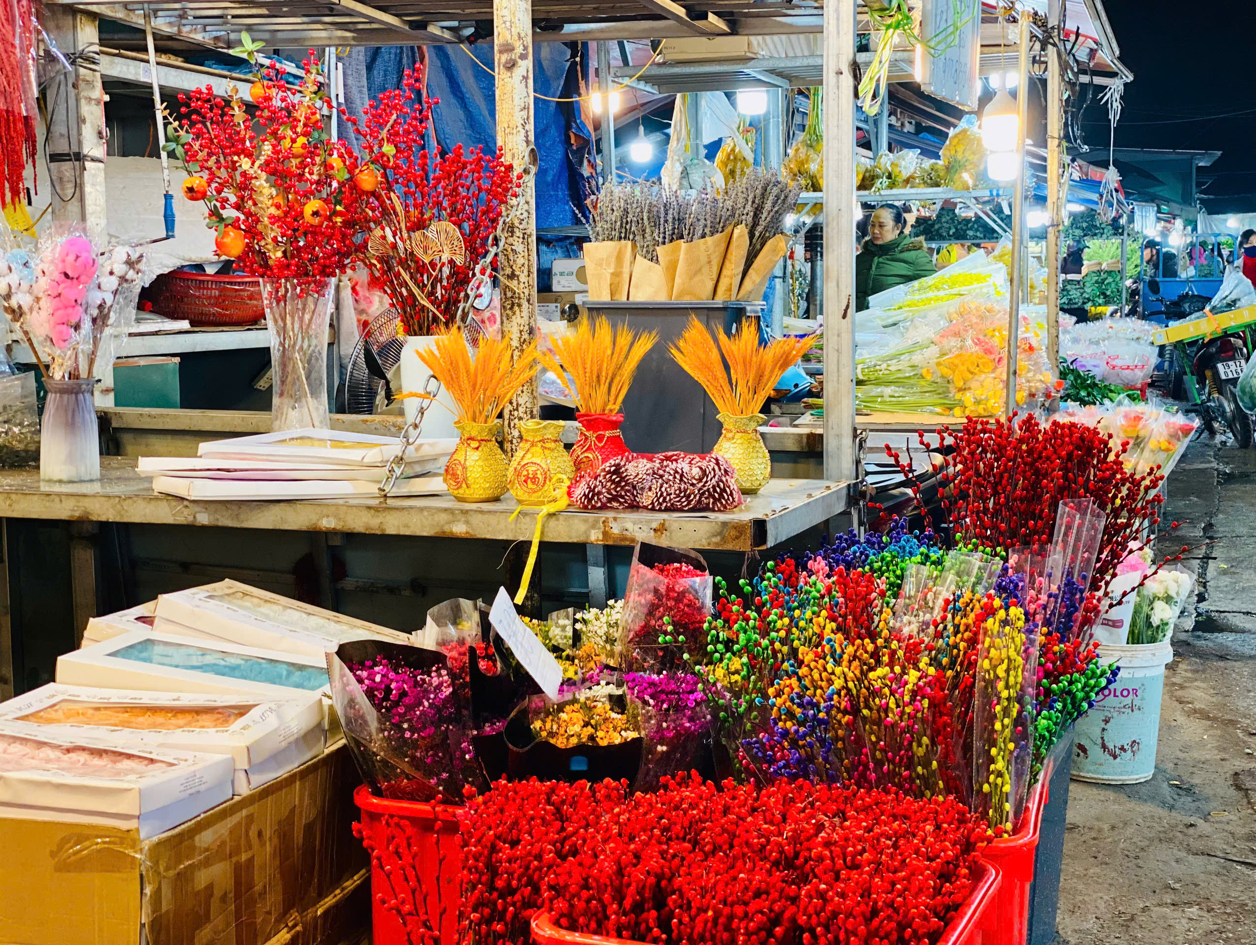 Thị trường Tết 2025: Tiểu thương chợ hoa lớn nhất Thủ đô tất bật ngày cận Tết - Ảnh 6.
