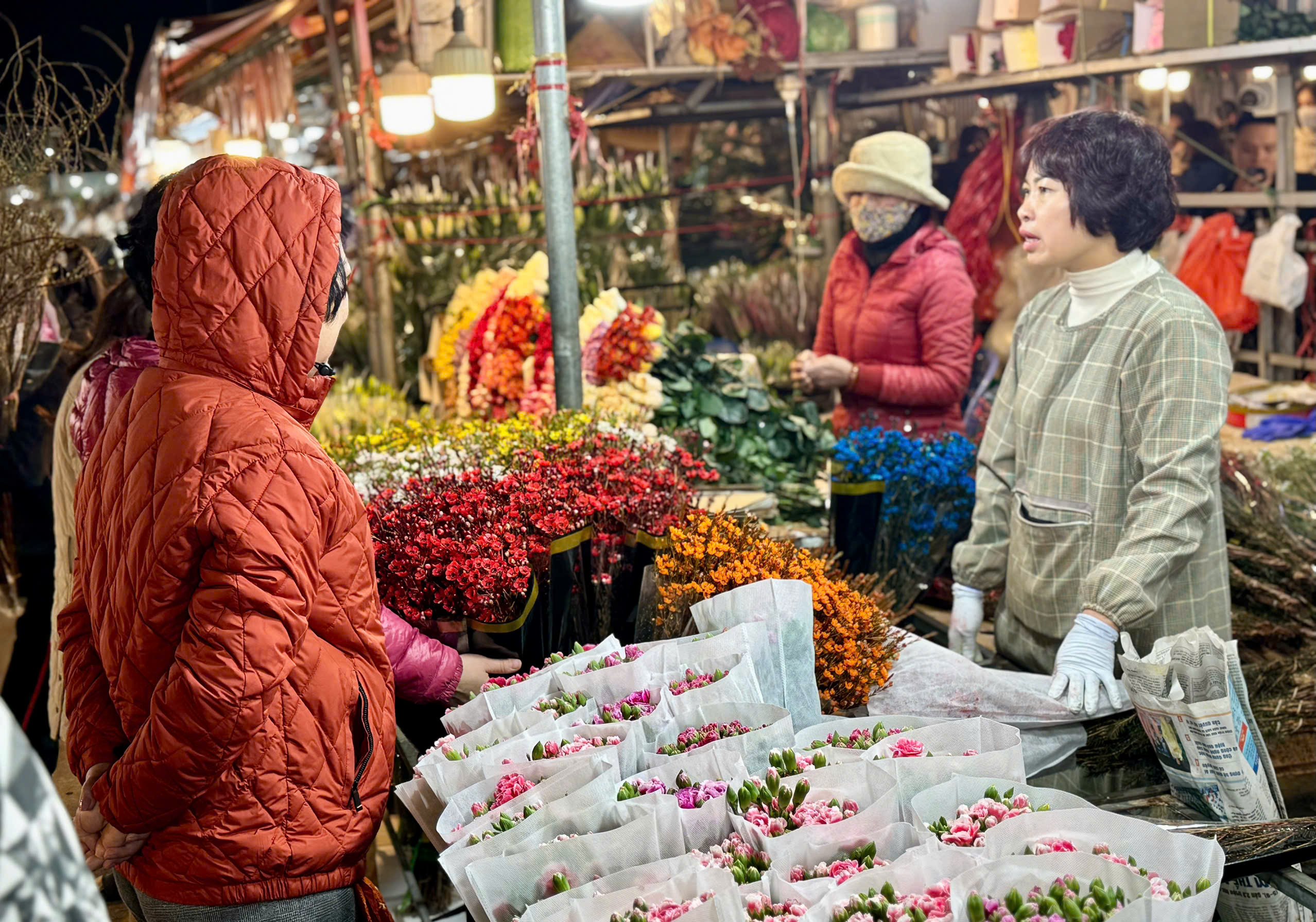 Thị trường Tết 2025: Tiểu thương chợ hoa lớn nhất Thủ đô tất bật ngày cận Tết - Ảnh 14.