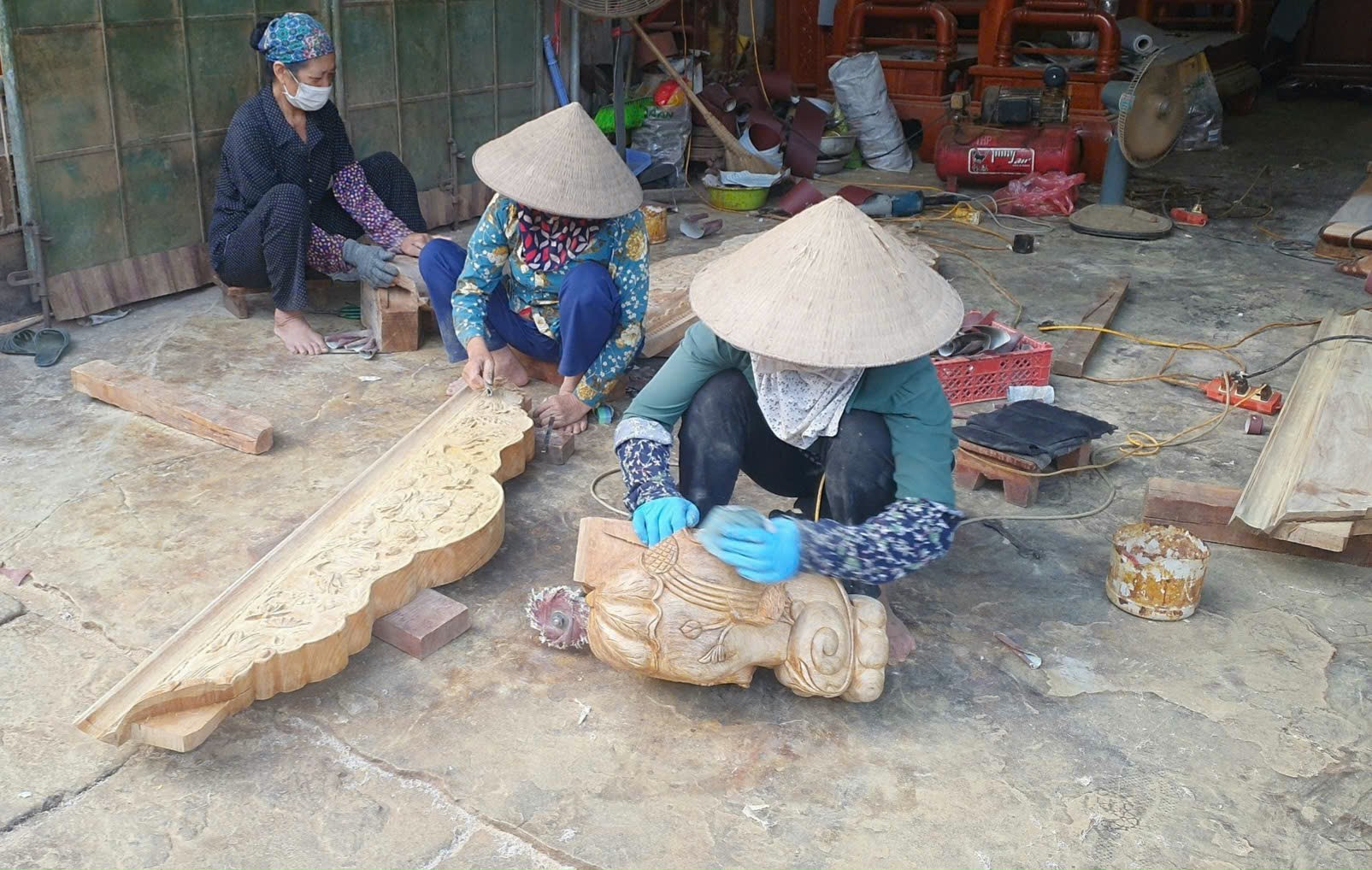 Làng nghề chạm khắc gỗ nối tiếng ở Nam Định tất bật trong những ngày cuối năm - Ảnh 3.