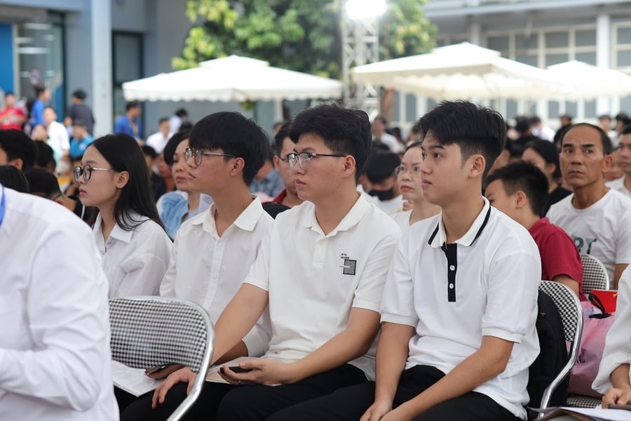 Cơ hội lớn cho nhiều sĩ tử 'nóng lòng' muốn sở hữu tấm vé trúng tuyển đại học- Ảnh 1.