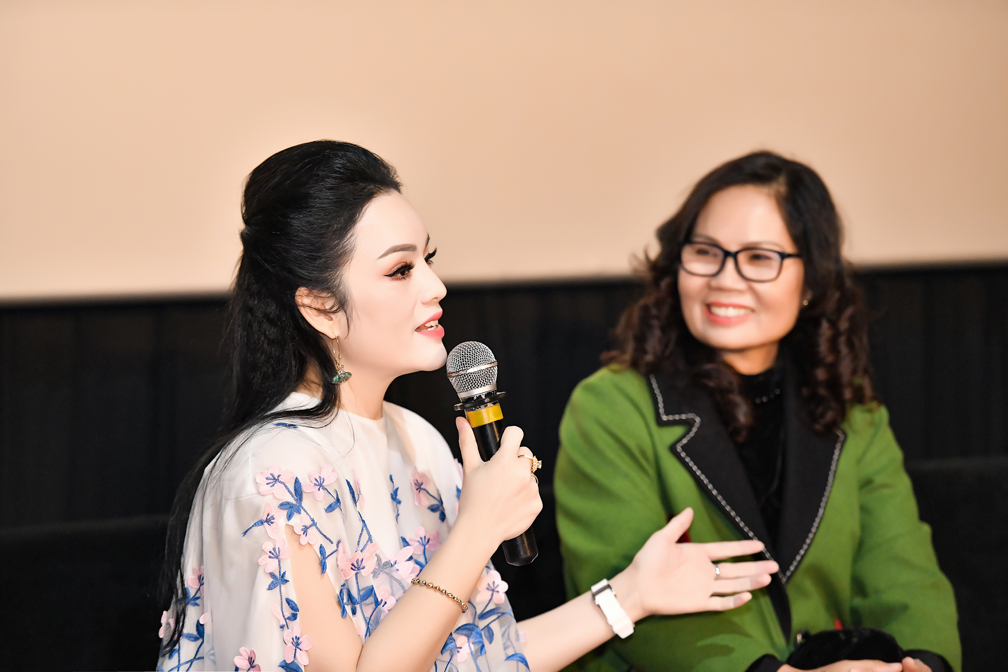 NSƯT Tân Nhàn hết lòng cưu mang chàng trai xứ Nghệ có giọng hát hay hiếm có - Ảnh 2. NSƯT Tân Nhàn hết lòng cưu mang chàng trai xứ Nghệ có giọng hát hay hiếm có - Ảnh 2.