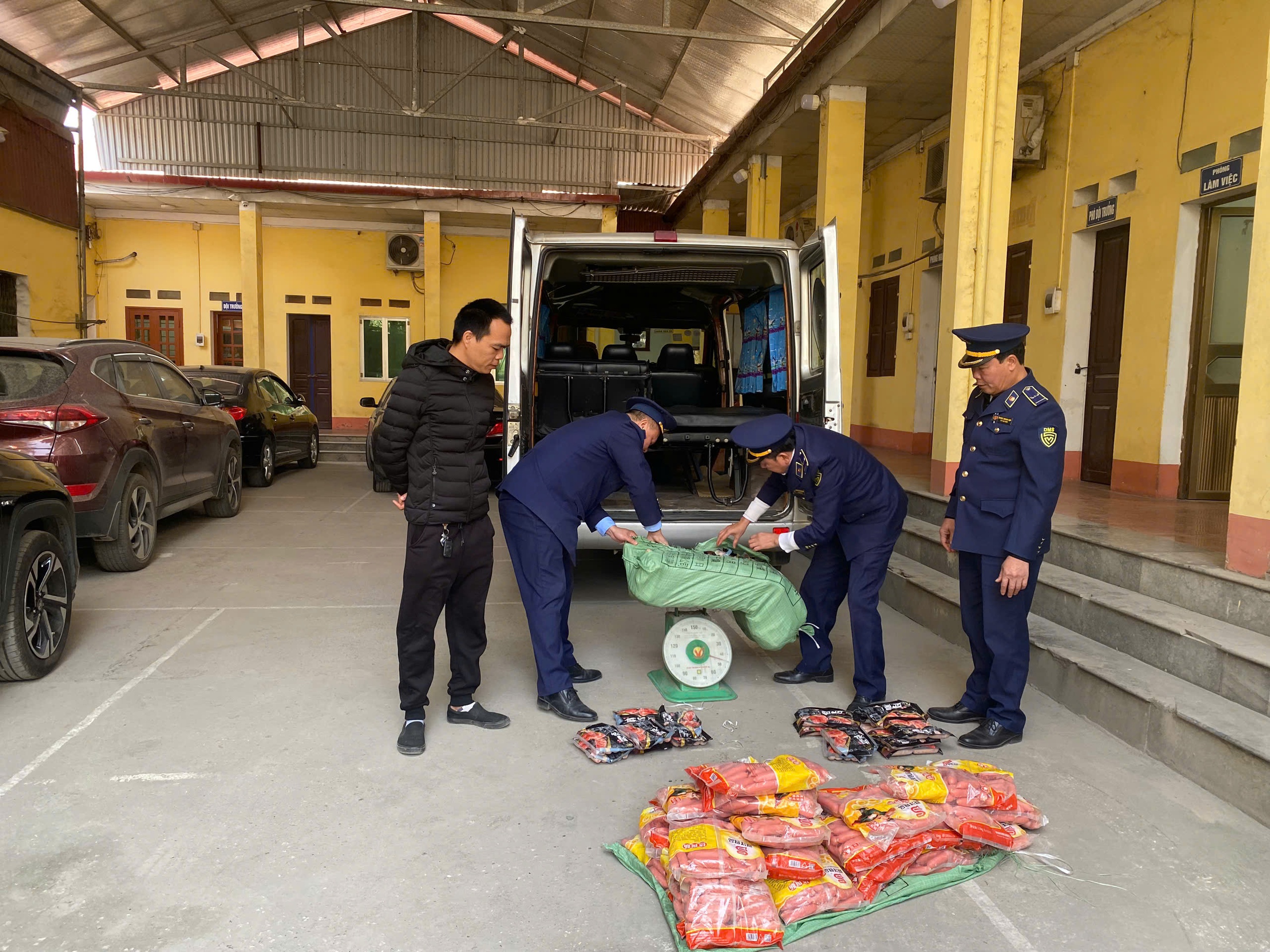 Xe ô tô khách đang lưu thông, chở hàng nghìn sản phẩm xúc xích nhiều không bị chặn đứng- Ảnh 2.