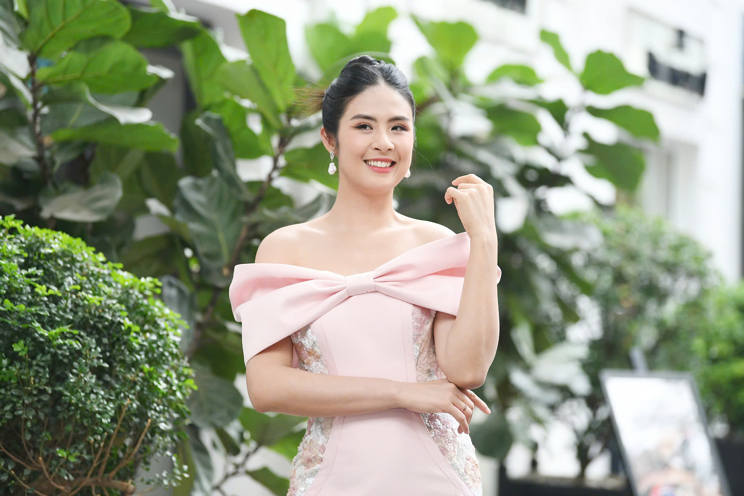 Chồng, con ch&uacute;c mừng Ngọc H&acirc;n bảo vệ th&agrave;nh c&ocirc;ng luận văn Thạc sĩ - Ảnh 6.