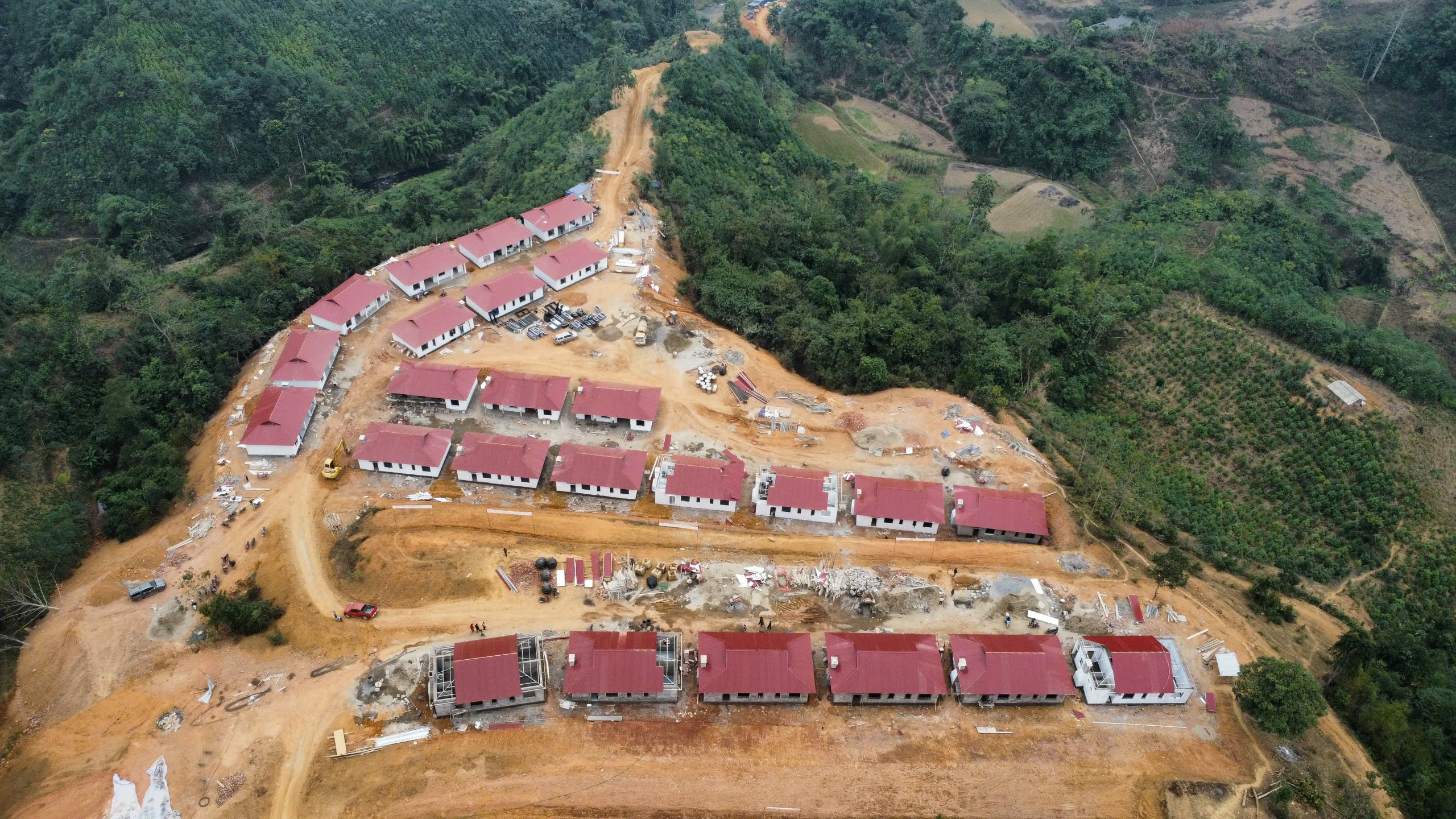 Ngắm những ngôi nhà sắp hoàn thiện tại bản tái định cư vùng thiên tai Tà Han ở Bắc Kạn - Ảnh 2.