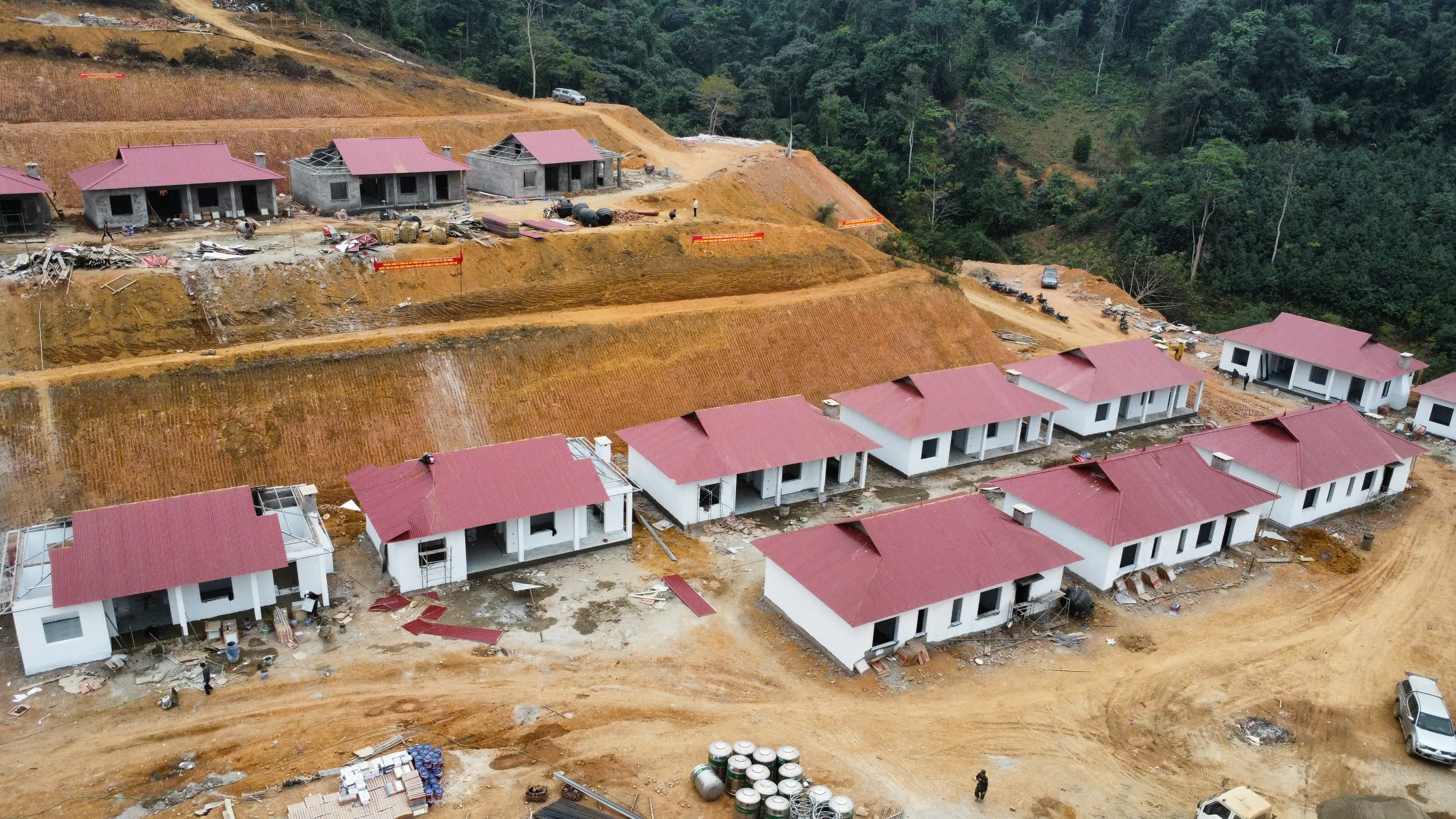 Ngắm những ngôi nhà sắp hoàn thiện tại bản tái định cư vùng thiên tai Tà Han ở Bắc Kạn - Ảnh 13.