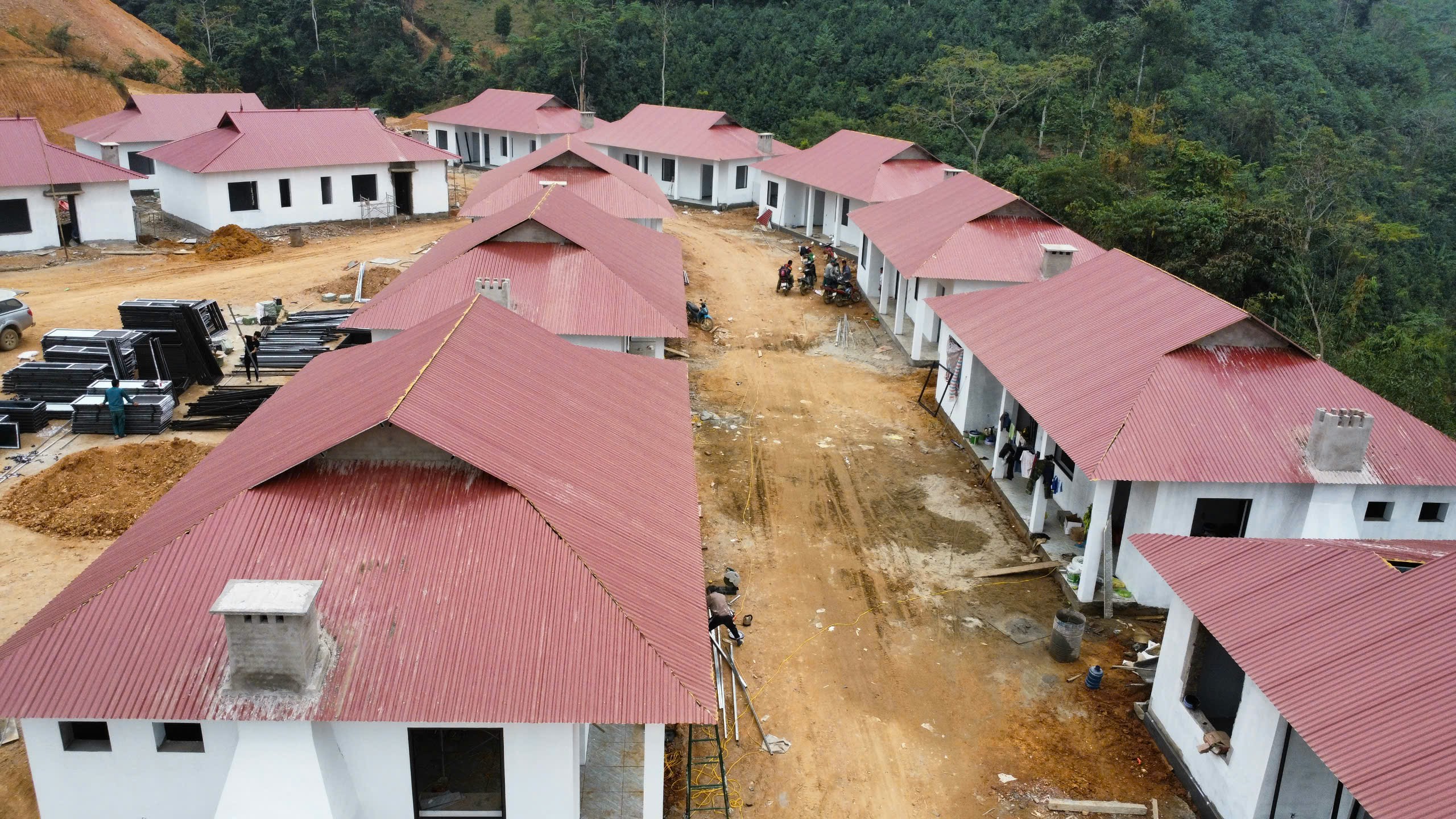 Ngắm những ngôi nhà sắp hoàn thiện tại bản tái định cư vùng thiên tai Tà Han ở Bắc Kạn - Ảnh 4.