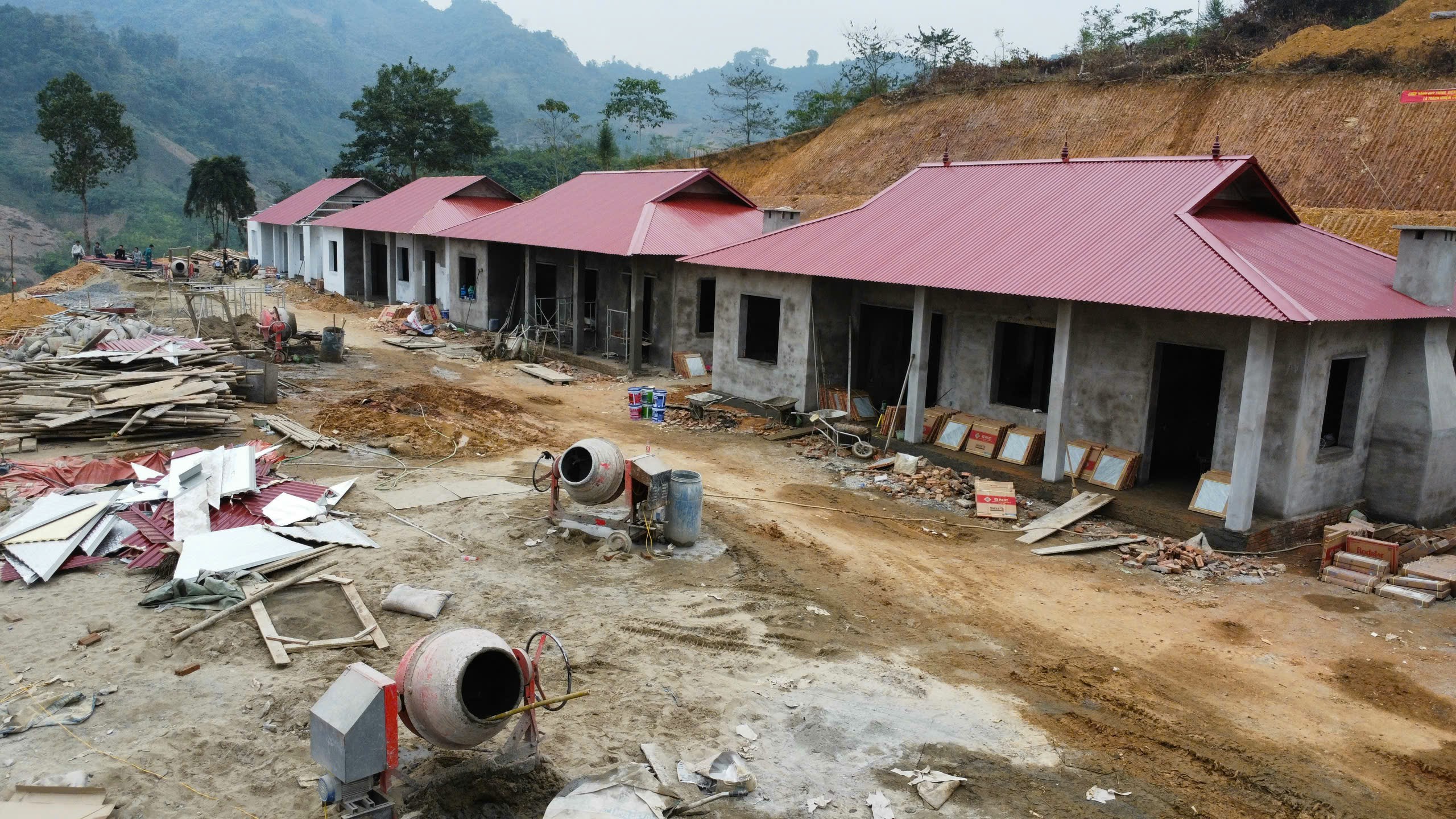Ngắm những ngôi nhà sắp hoàn thiện tại bản tái định cư vùng thiên tai Tà Han ở Bắc Kạn - Ảnh 14.