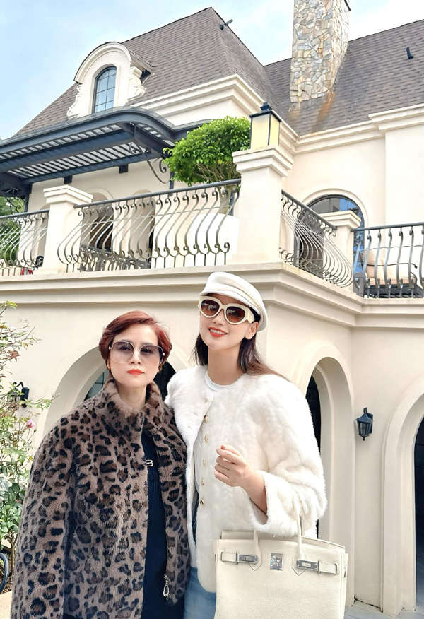 Mẹ ruột nữ diễn viên giàu nhất miền Bắc trẻ đẹp như thế nào mà ai cũng dành lời khen?- Ảnh 2.